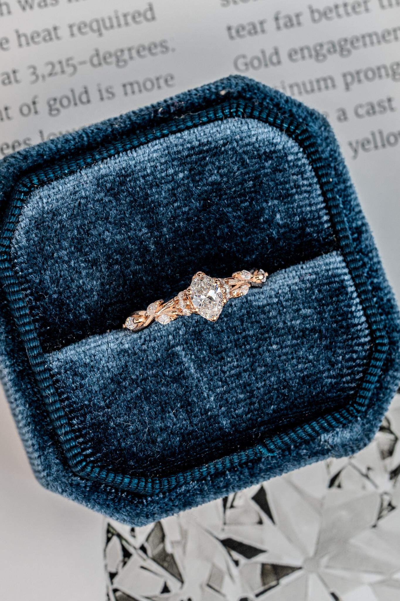 En venta: Anillo de compromiso de diamantes ovalado Faye  7