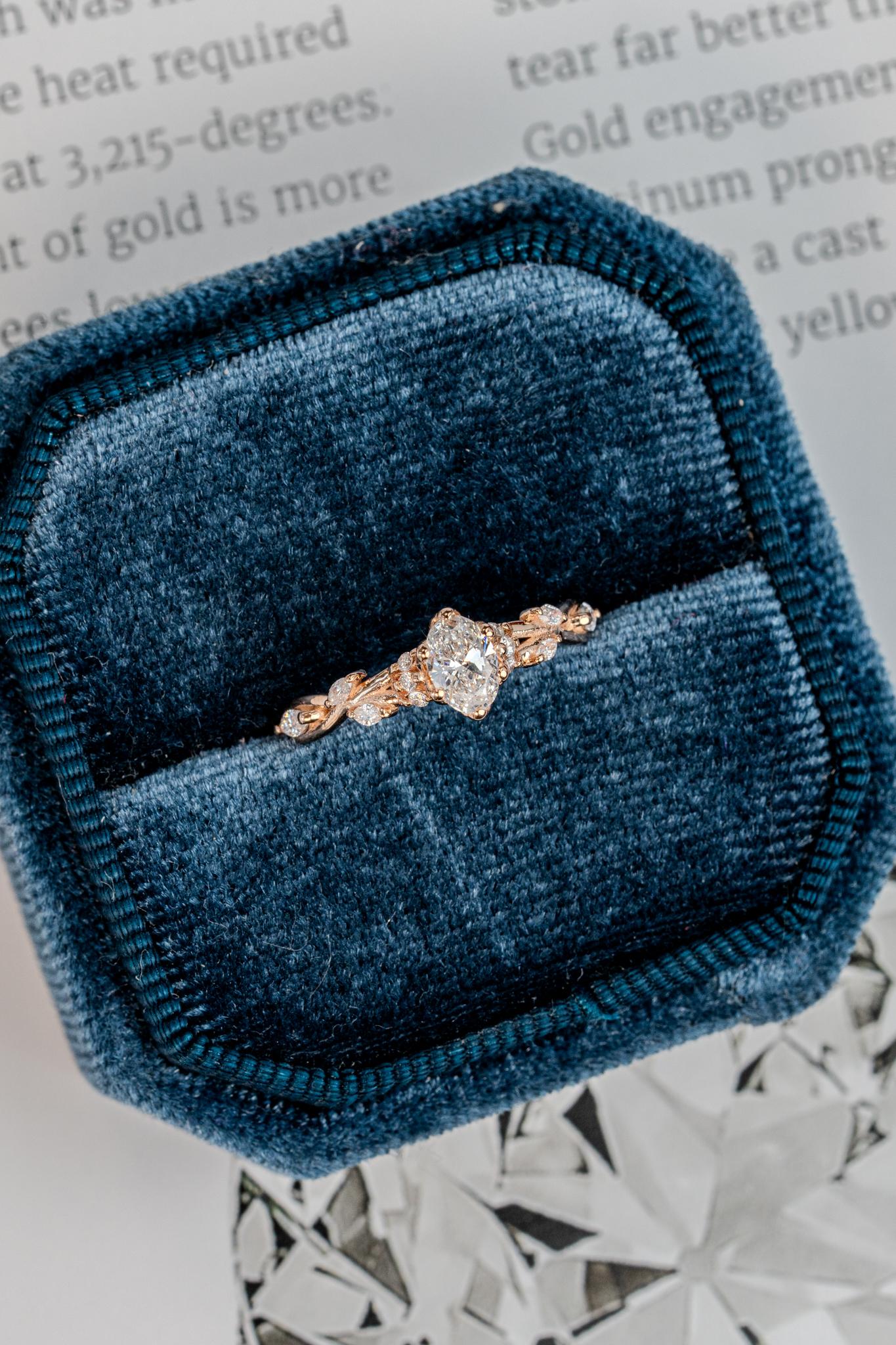 En venta: Anillo de compromiso de diamantes ovalado Faye  8