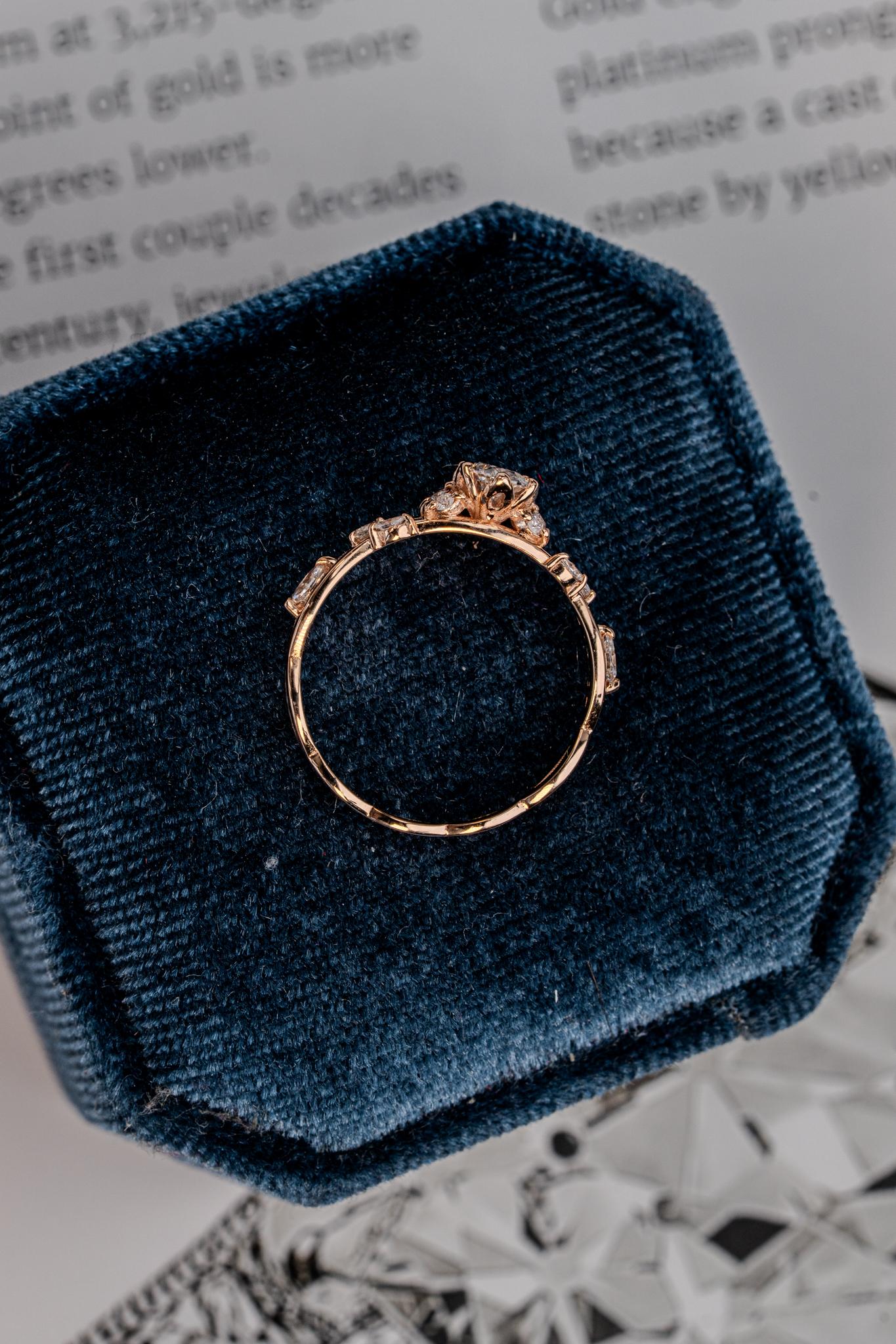 En venta: Anillo de compromiso de diamantes ovalado Faye  9