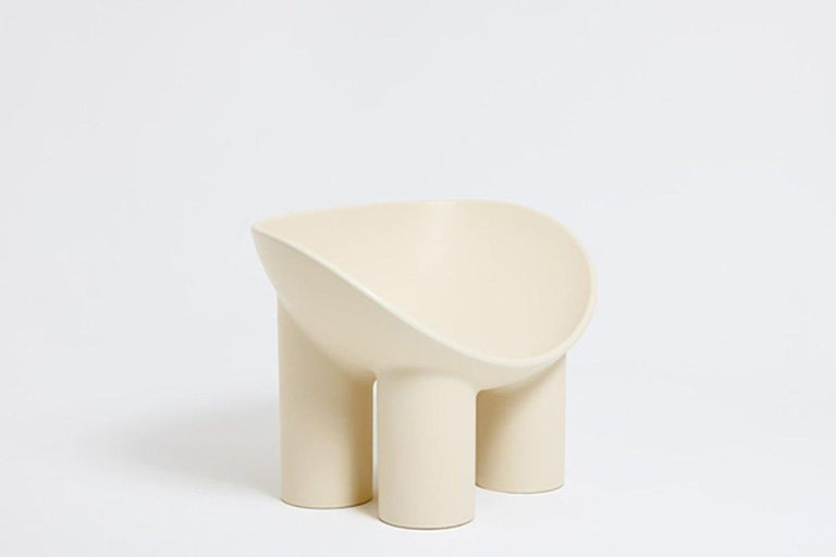 Roly-Poly Chair Raw
Manufactured by Faye Toogood
London, 2018
Fiberglass

Measurements
85cm wide x 59cm deep x 61cm height
33,46 in wide x 23,22in deep x 25,40in height

Colors
– Cream
– Charcoal
– Chalk

Concept
Her furniture and objects