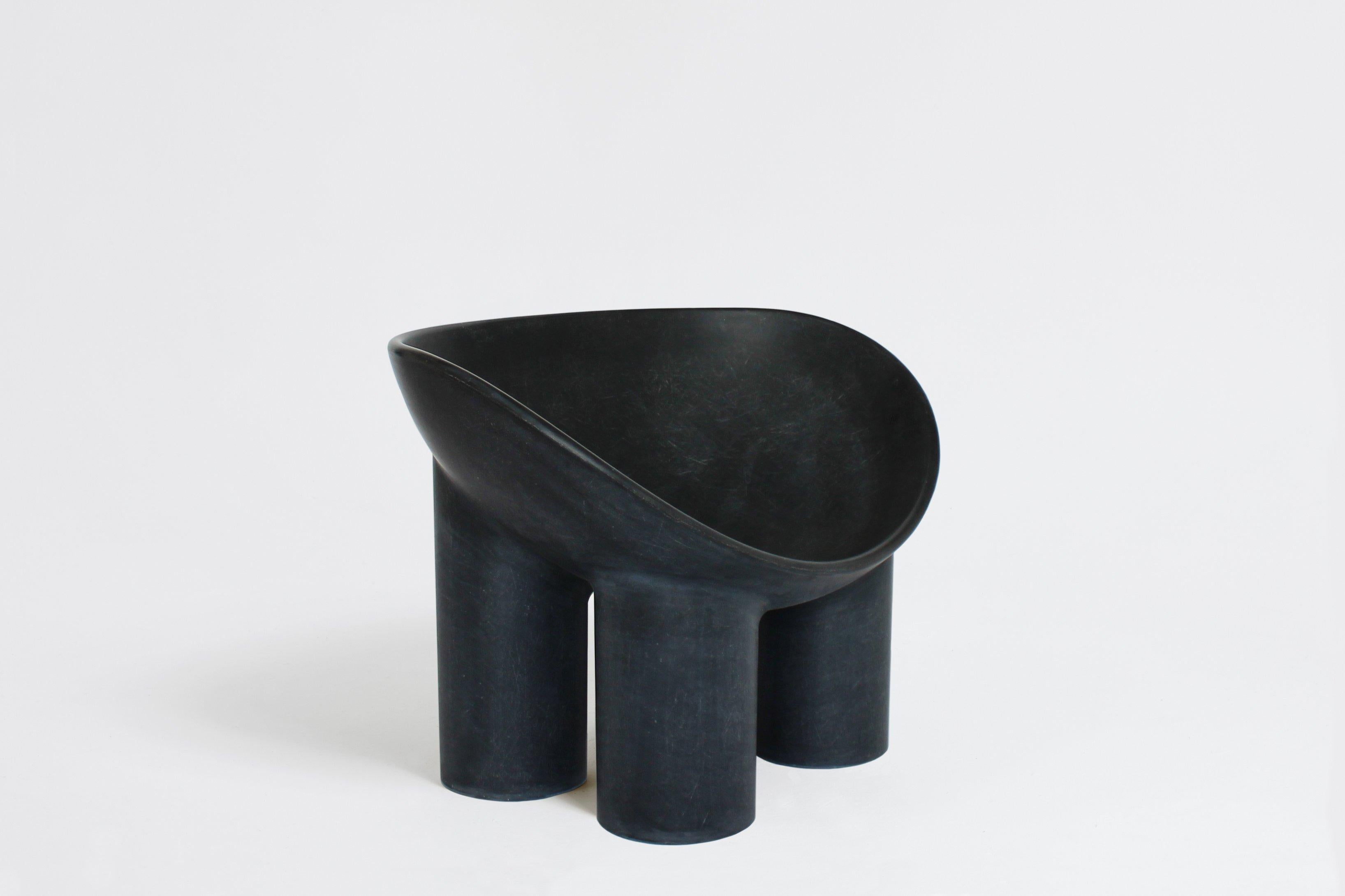 Faye Toogood Contemporary Design Roly-Poly Stuhl aus anthrazitfarbenem Glasfasergewebe, London (Britisch) im Angebot