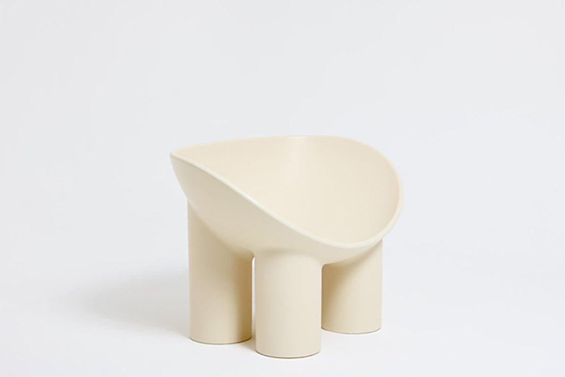 Zeitgenössischer Roly Poly-Stuhl in Creme von Faye Toogood, Fiberglas  im Zustand „Neu“ im Angebot in Barcelona, ES