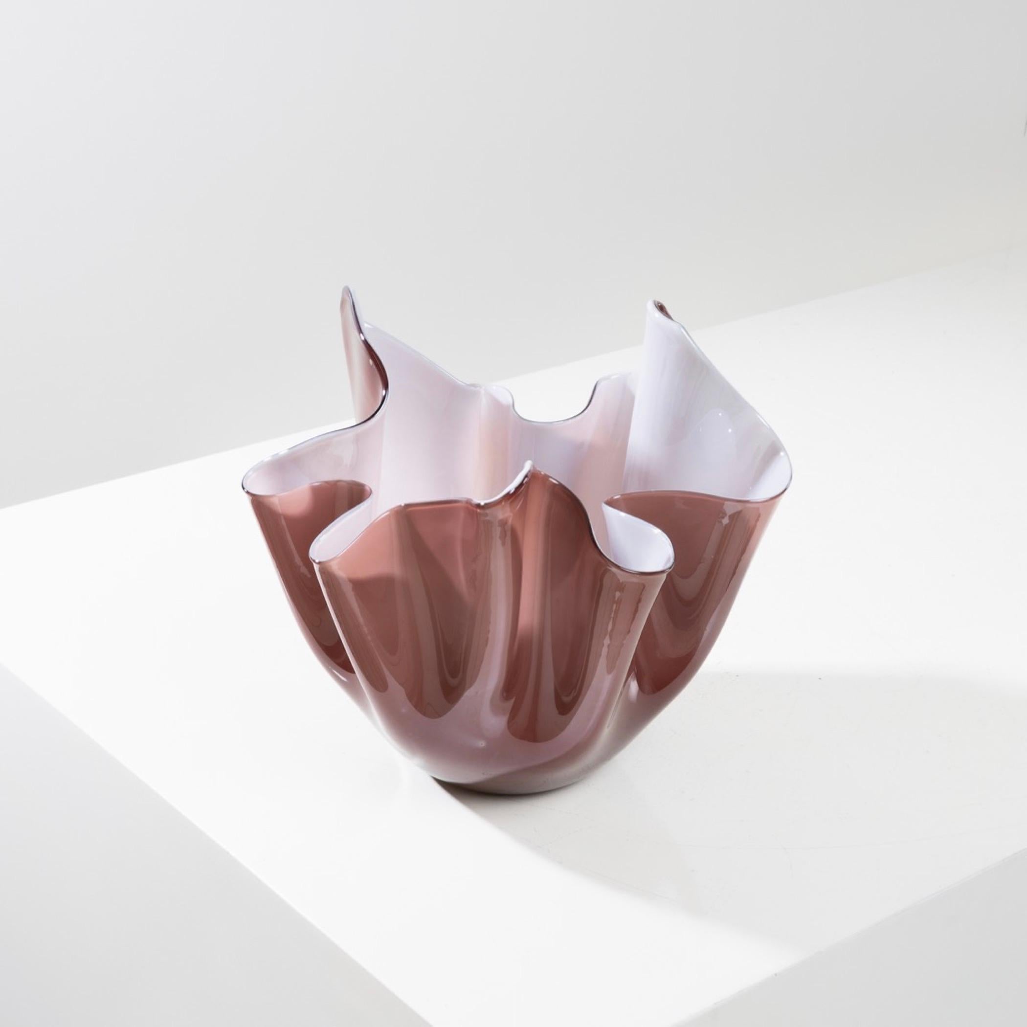 Fazzoletto-Vase (Taschentuchvase) von Fulbio Bianconi.
Fazzoletto-Vase aus Incimiciato lattimo und Braunglas.
Lattimo ist die italienische Bezeichnung für dieses milchfarbene Glas.
Fazzoletto bedeutet Taschentuch.