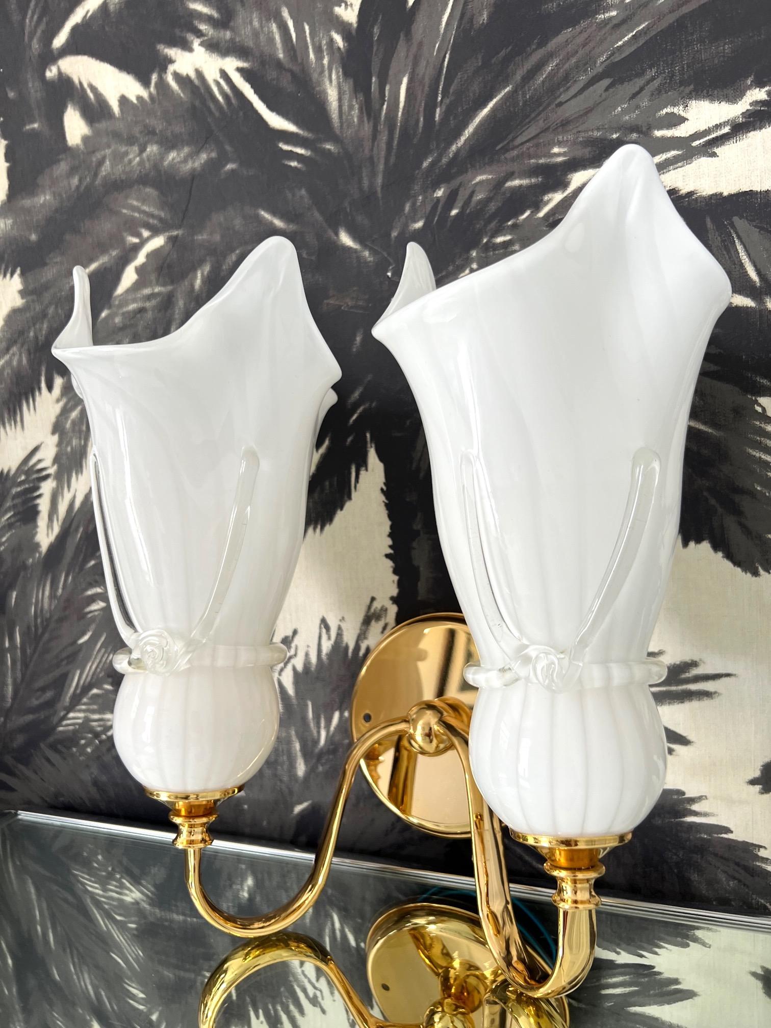 Hand-Crafted Neoclassical Murano Glass and Gold Sconce with Fazzoletto Design, circa 1980 For Sale
