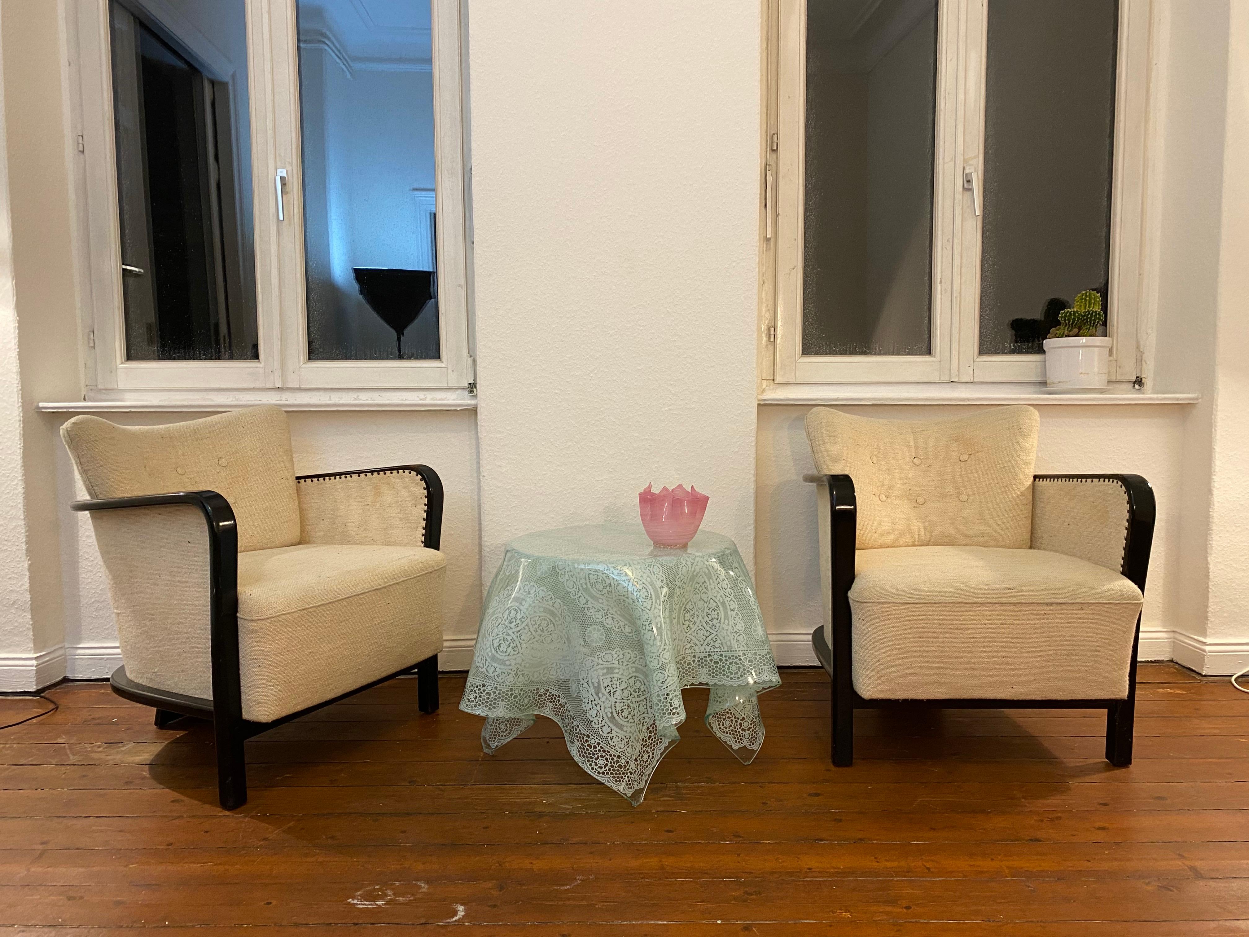 Une table incroyable et absolument rare réalisée dans la fameuse technique du verre Fazzoletto à Murano, en Italie, à la fin des années 1970.
Avec son verre transparent de 8 mm d'épaisseur et sa nappe en dentelle au design rare, cette table de