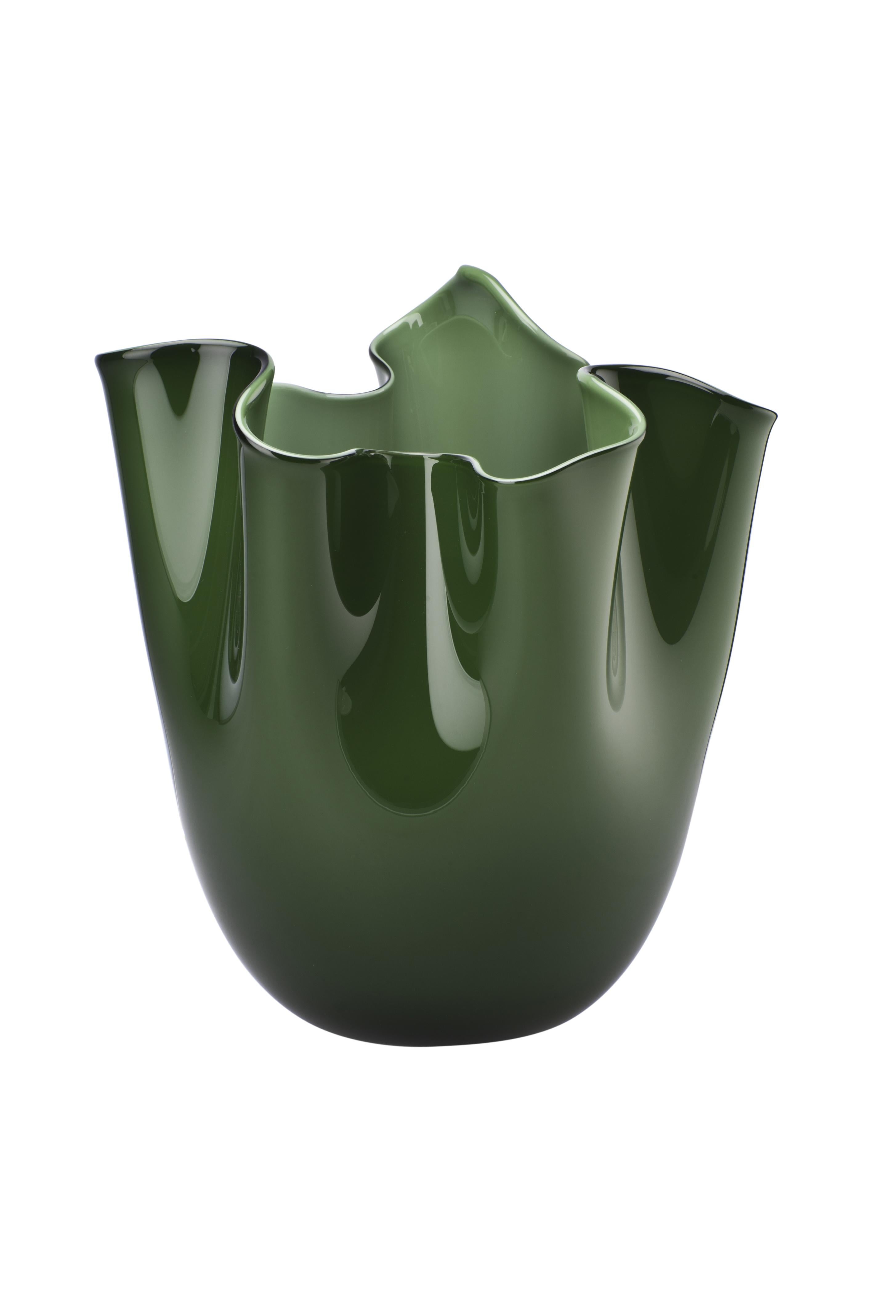 Venini glass vase with pinched rim in apple green designed by Fulvio Bianconi and Paolo Venini in 1948. Perfect for indoor home decor as container, vide-poche or statement piece for any room. Also available in other colors on 1stdibs.

Dimensions: