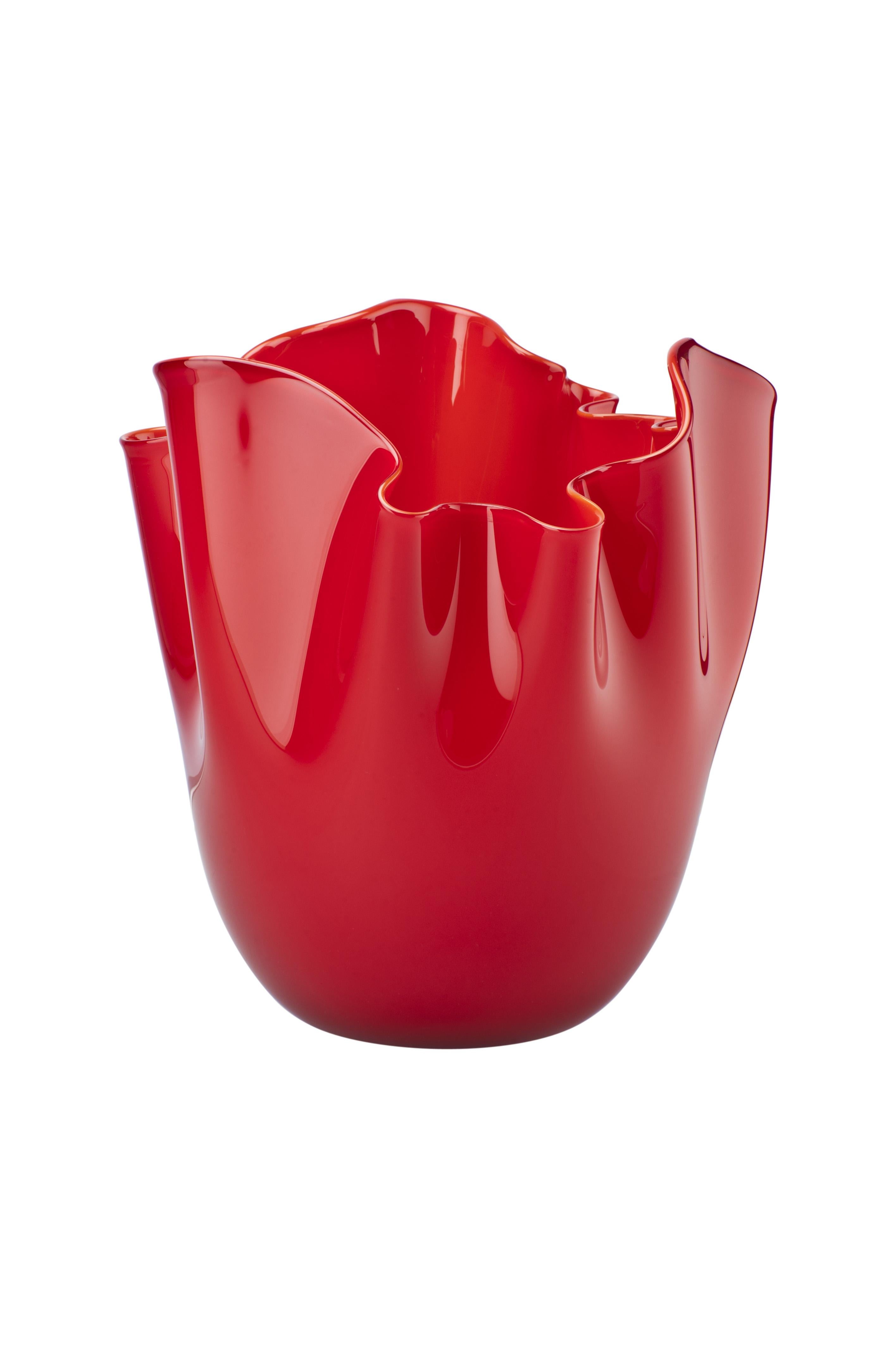 Vaso in vetro di Venini con bordo pizzicato di colore rosso disegnato da Fulvio Bianconi & Paolo Venini nel 1948. Perfetto per l'arredamento di interni come contenitore, videopoche o pezzo forte per ogni stanza. Disponibile anche in altri colori su