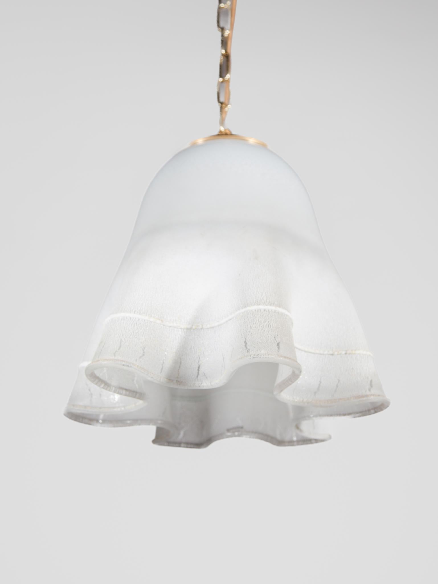 italien Lustre en verre opale Fazzoletto conçu par Barbini, Murano, 1970 en vente