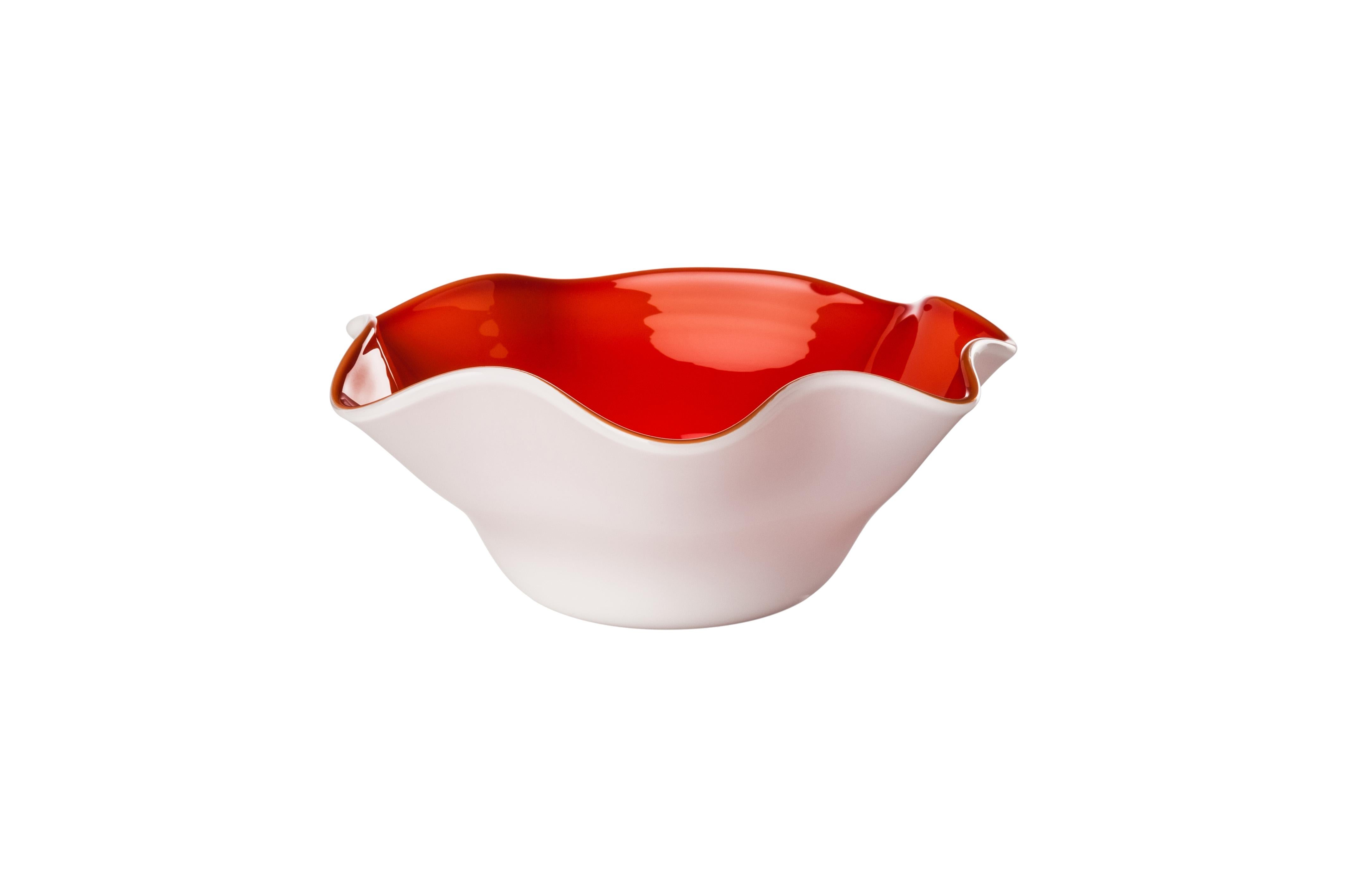 Venini glass bowl with pinched rim in milk-white and red. Perfect for indoor home decor as container, vide-poche or statement piece for any room. Also available in other colors on 1stdibs.

Dimensions: 18 cm diameter x 7.5 cm height.
