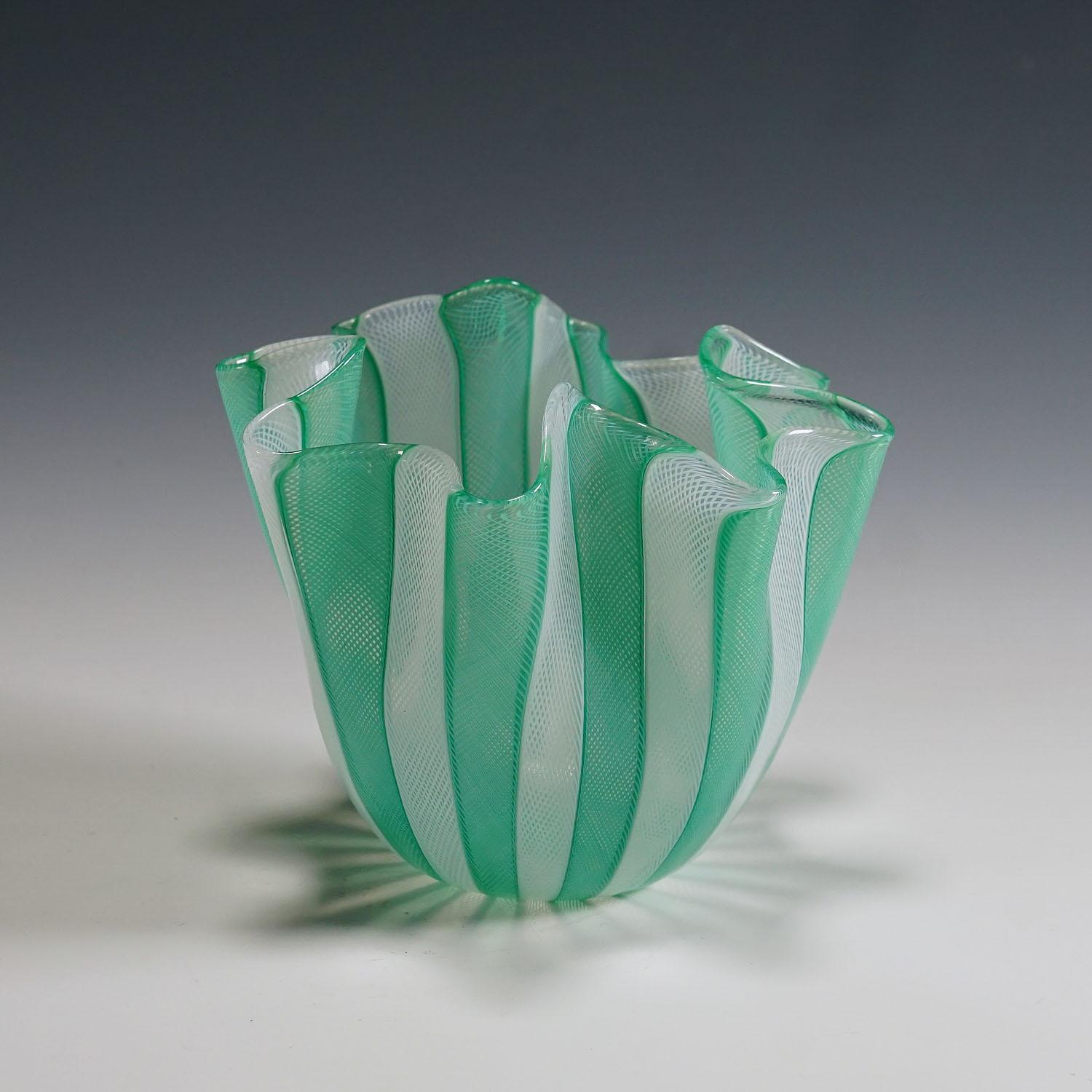 Vase Fazzoletto Zanfirico de Fulvio Bianconi pour Venini, Murano, années 1950

Rare vase Fazzoletto (mouchoir) en verre transparent à décor de baguettes blanches et vert clair appelé 'Zanfirico'. Fabriqué vers les années 1950 par Venini, Venise,
