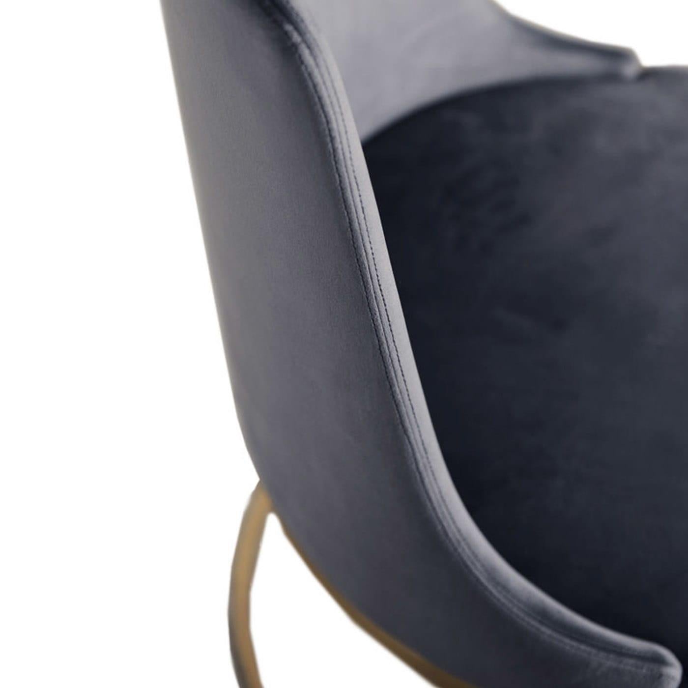 This elegant chair is characterized by padded seat and back, enriched by Econabuk Pepe Chiaro upholstery. The Brass metal base completes the carefully curated design.
