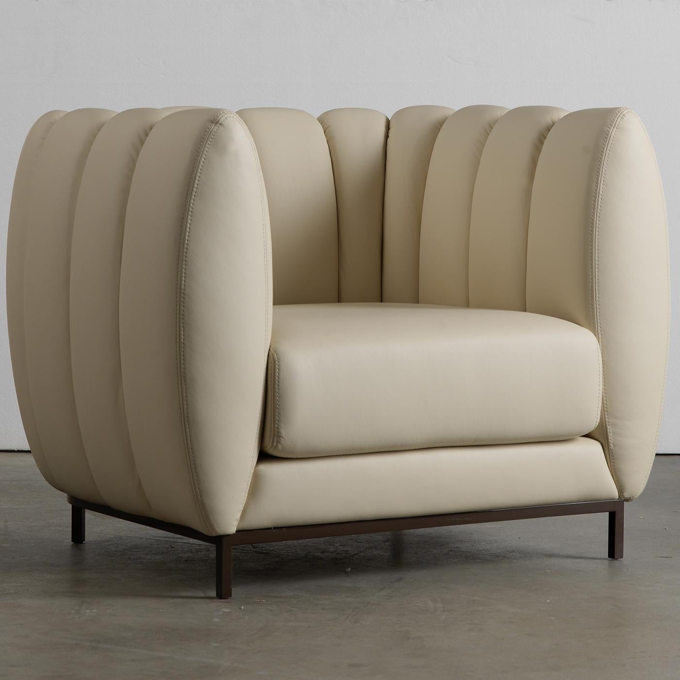 This elegant armchair has a Cacao glossy lacquered metal base. Upholstery is made of Leather 666.