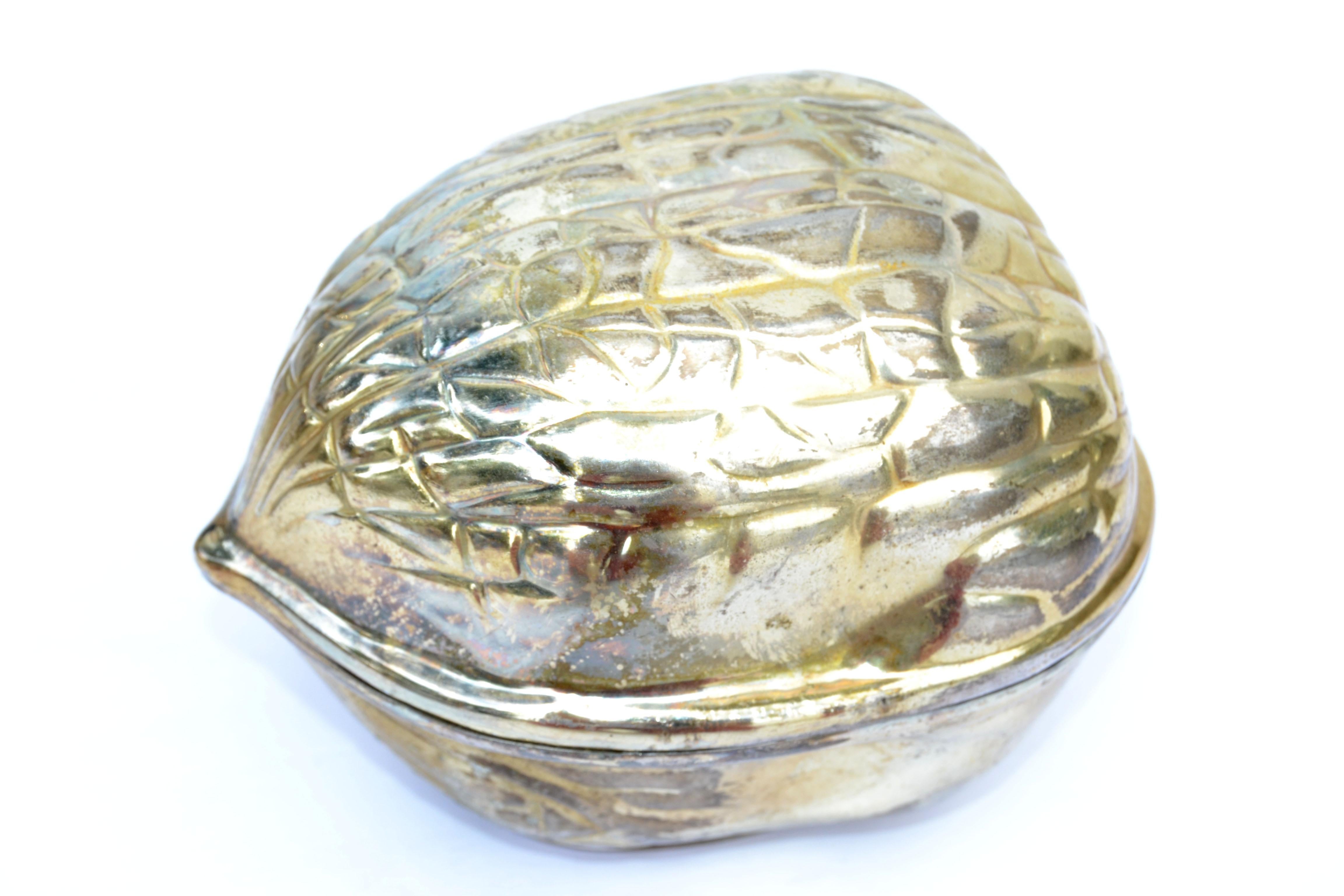 Caja vintage de nogal, caja de baratijas, recuerdo fabricada en EE.UU. por F.B. Rogers Silver Company, hacia 1970.
Hecho de metal chapado en oro y dejado intencionadamente en pátina envejecida.

