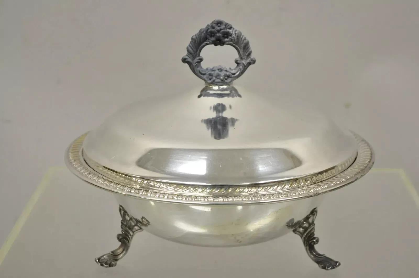 FB Rogers Silver Co 1158 Ciotole con piatto coperto placcate in argento - una coppia. Caratteristiche dell'articolo I piatti sono sollevati su piedini, con coperchio e manici, timbro originale, set vintage molto bello. Circa alla fine del XX secolo.
