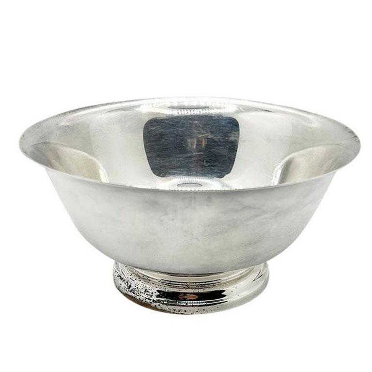 Un exclusivo cuenco Paul Revere de plata grabada. Este pequeño plato será un gran complemento para una colección actual de platos de plata. Esta pieza es única, ya que lleva grabado en el anverso A.E.W. Esposas, Argentina, 1955. Aunque no podemos