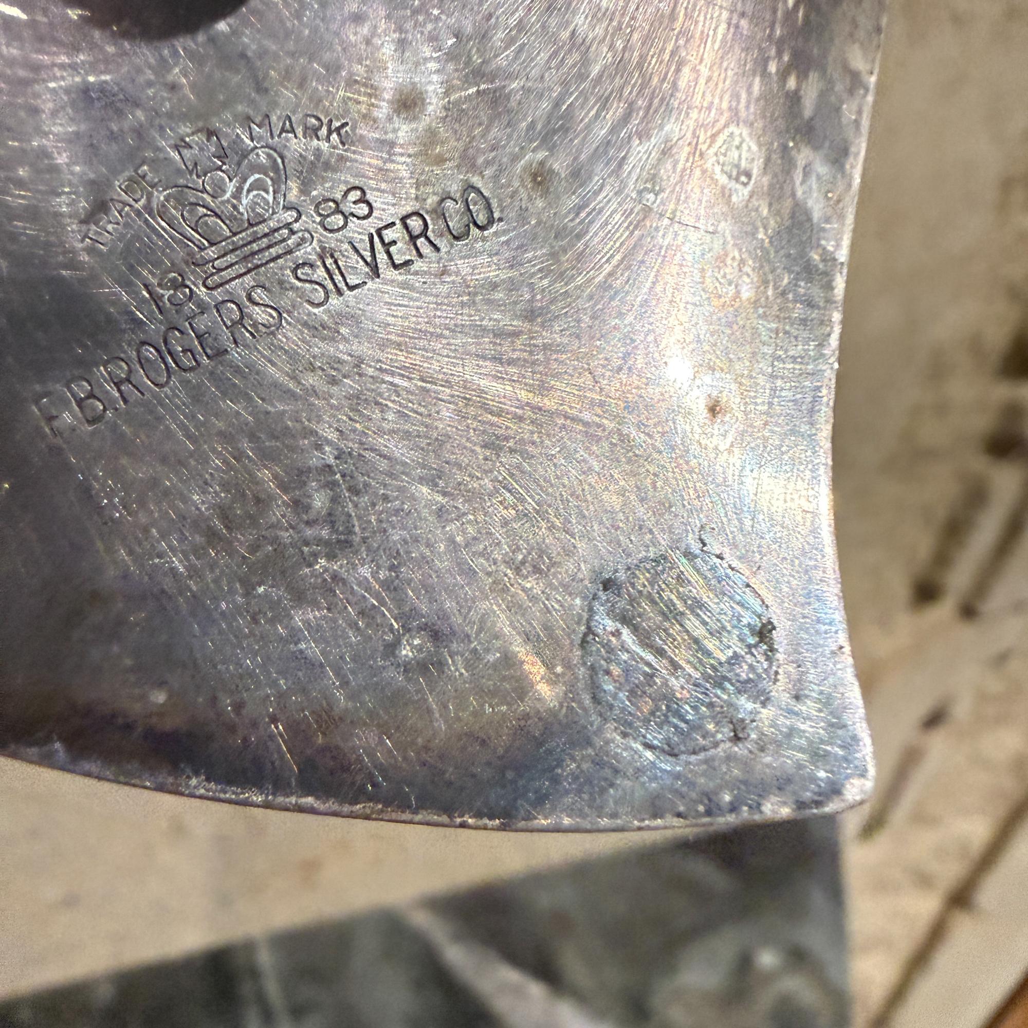 F.B. A. I. Rogers Silver Plate Leaf Shaped Trinket Bonbon Dish Mid Century (plat à bijoux en forme de feuille) en vente 3