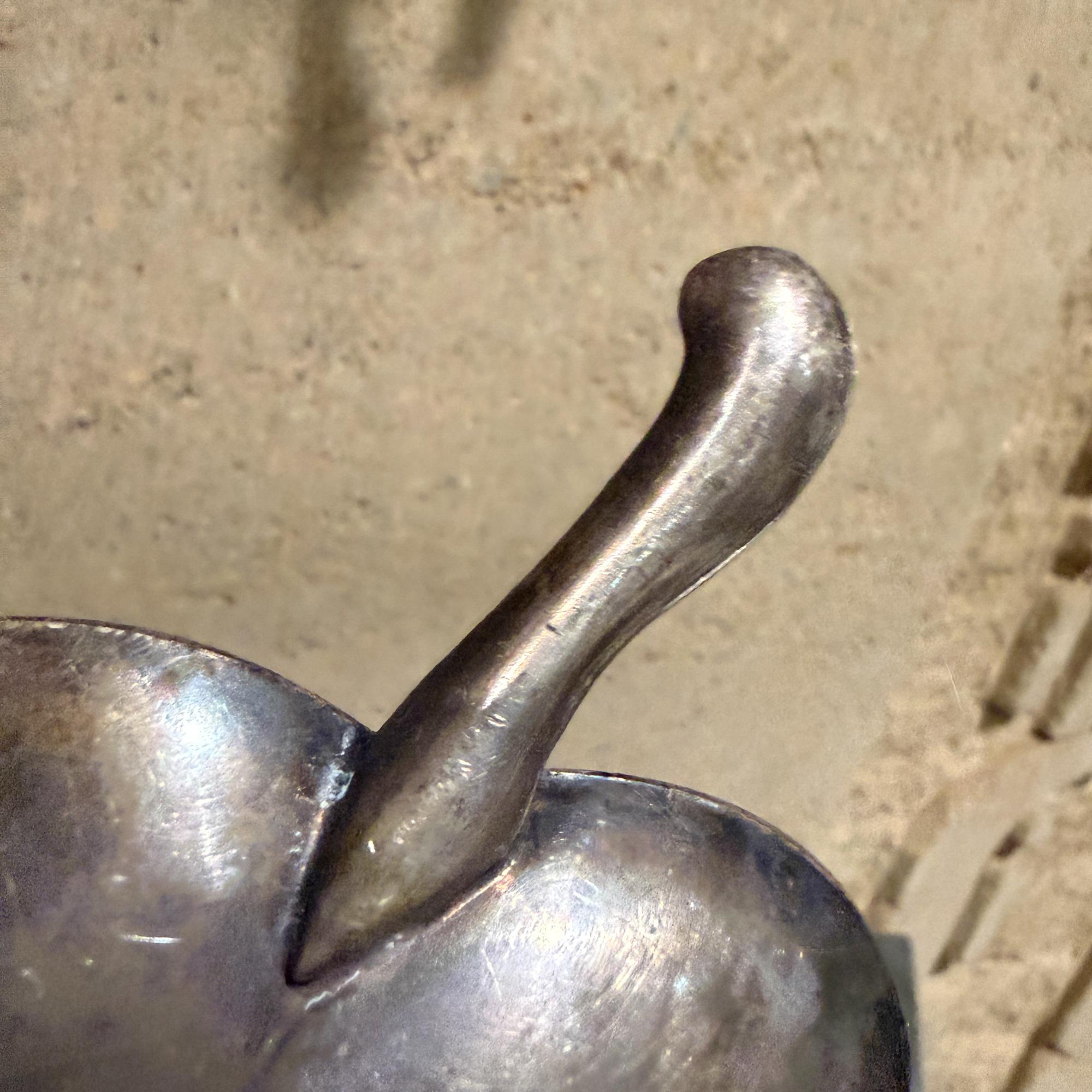 F.B. A. I. Rogers Silver Plate Leaf Shaped Trinket Bonbon Dish Mid Century (plat à bijoux en forme de feuille) en vente 6