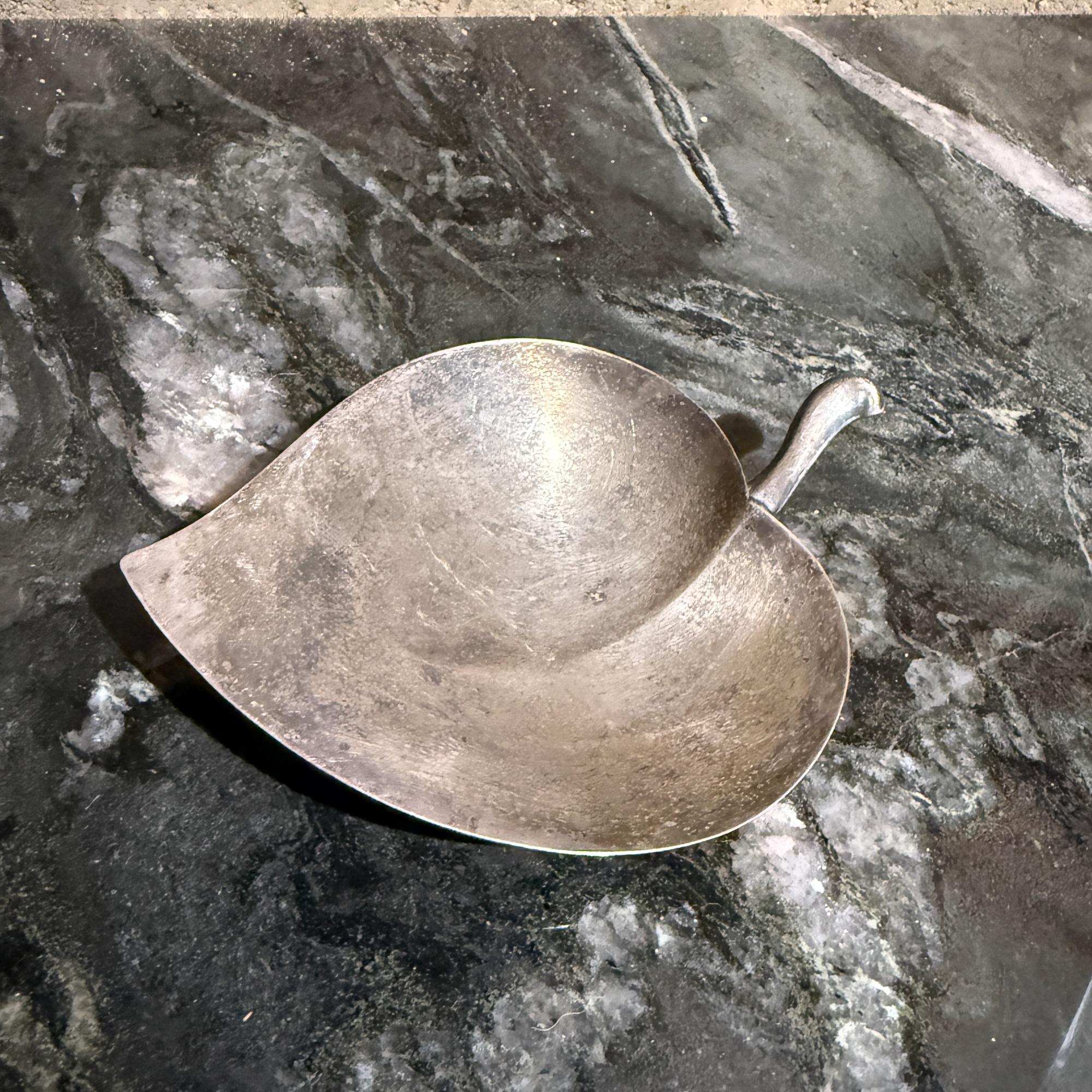 F.B. A. I. Rogers Silver Plate Leaf Shaped Trinket Bonbon Dish Mid Century (plat à bijoux en forme de feuille) en vente 7