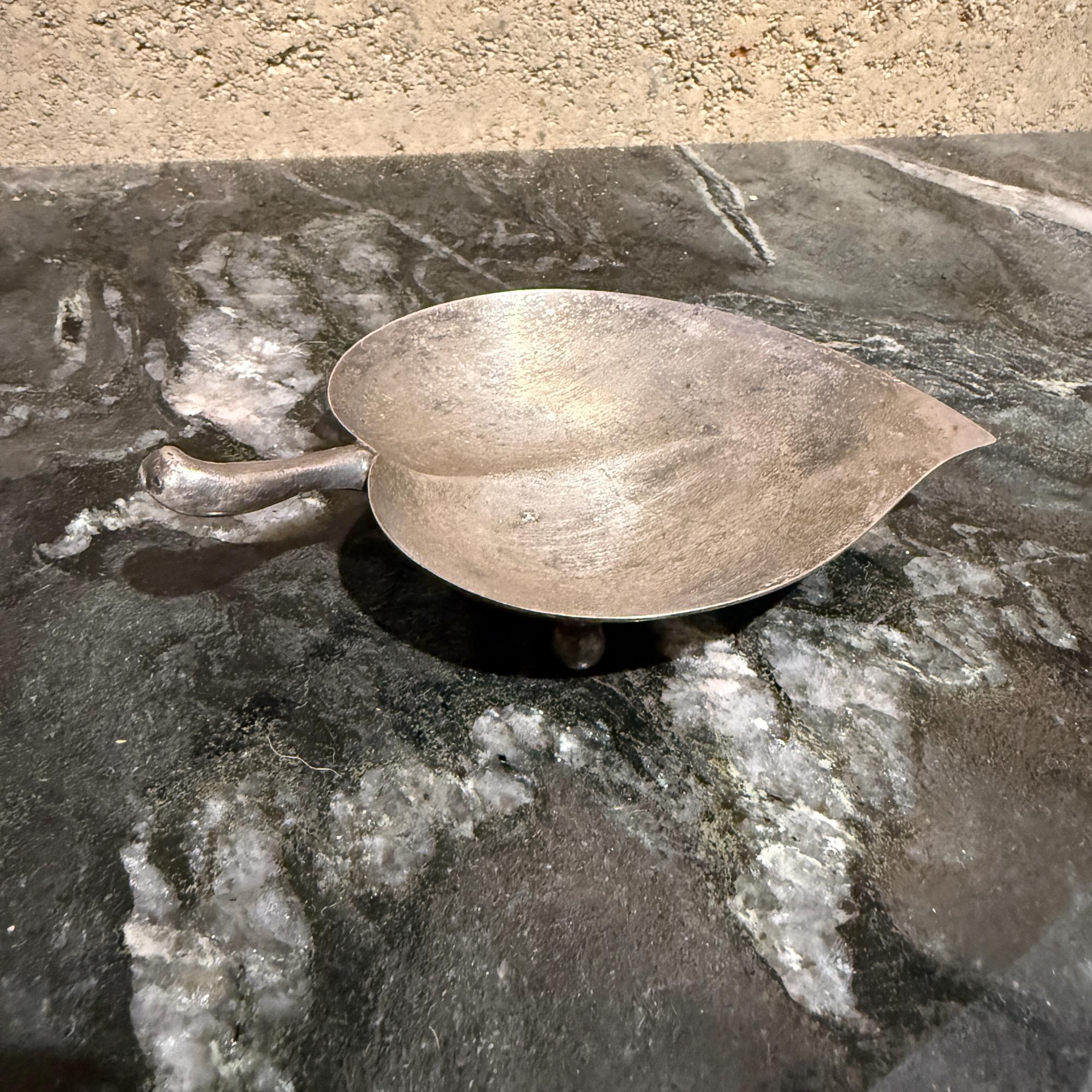 Pour votre considération, un Vintage F.B.I. Rogers Silver Plate Leaf Shaped Dish, qui est aussi souvent appelé bonbon ou trinket dish. 
F. B. Rogers Silver Co, une entreprise fondée en 1883 et connue pour ses articles en argent plaqué destinés au