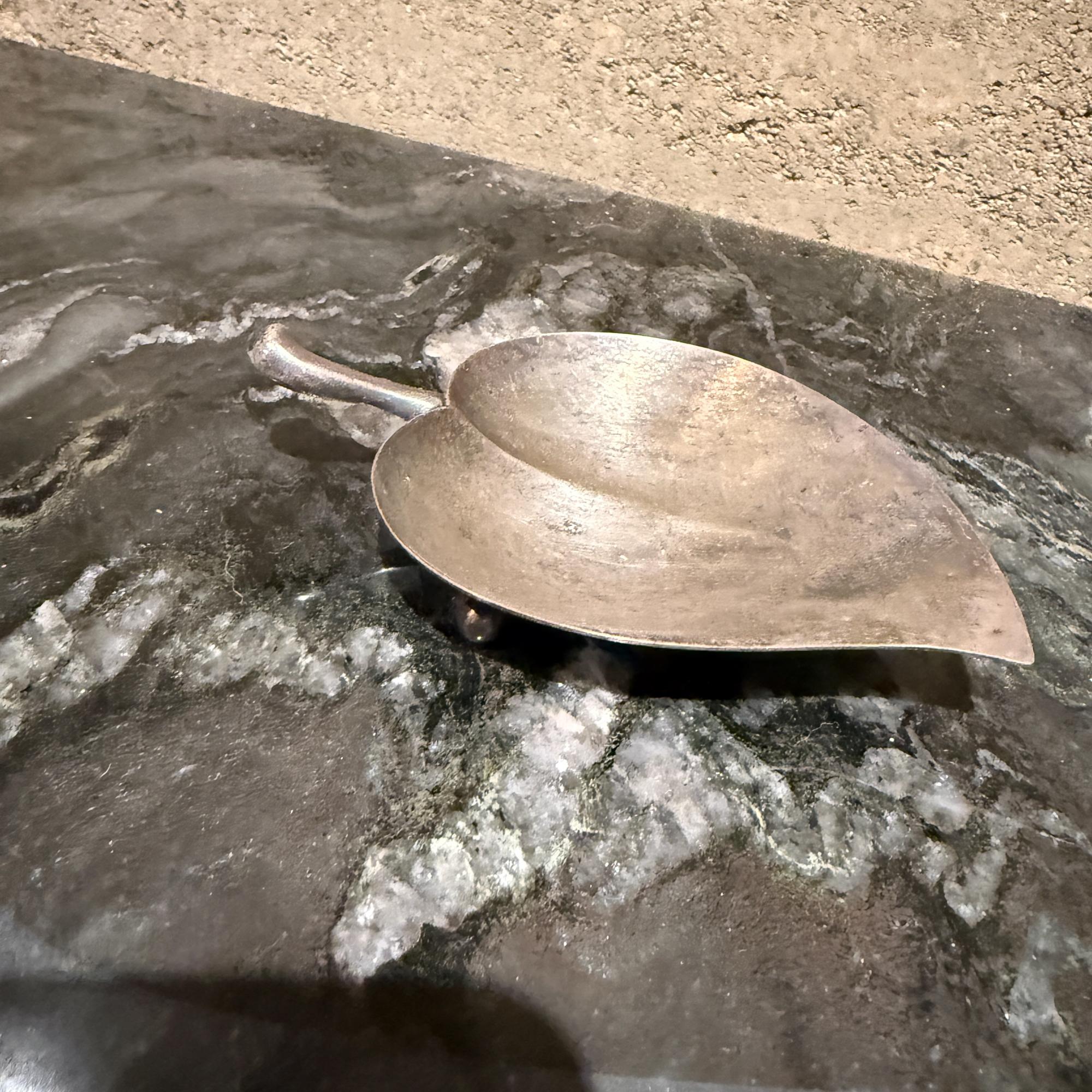 Américain F.B. A. I. Rogers Silver Plate Leaf Shaped Trinket Bonbon Dish Mid Century (plat à bijoux en forme de feuille) en vente