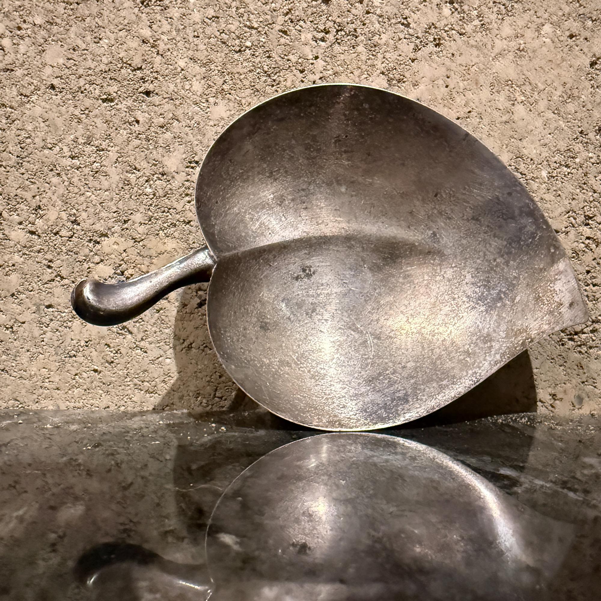 Patiné F.B. A. I. Rogers Silver Plate Leaf Shaped Trinket Bonbon Dish Mid Century (plat à bijoux en forme de feuille) en vente