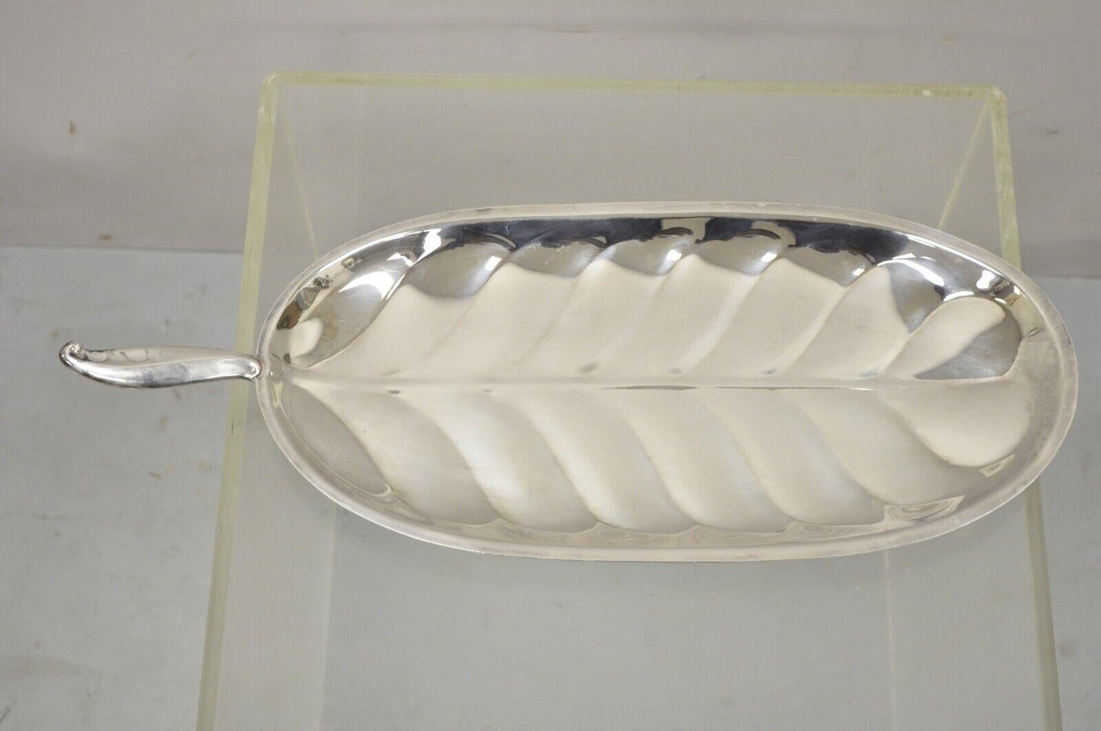 F.B. Rogers Silber Platte oval Blatt Form Serviertablett Platte mit Griff. Der Artikel zeichnet sich durch ein Originaletikett, klare, modernistische Linien, einen großartigen Stil und eine tolle Form aus. Um die Mitte des 20. Jahrhunderts.