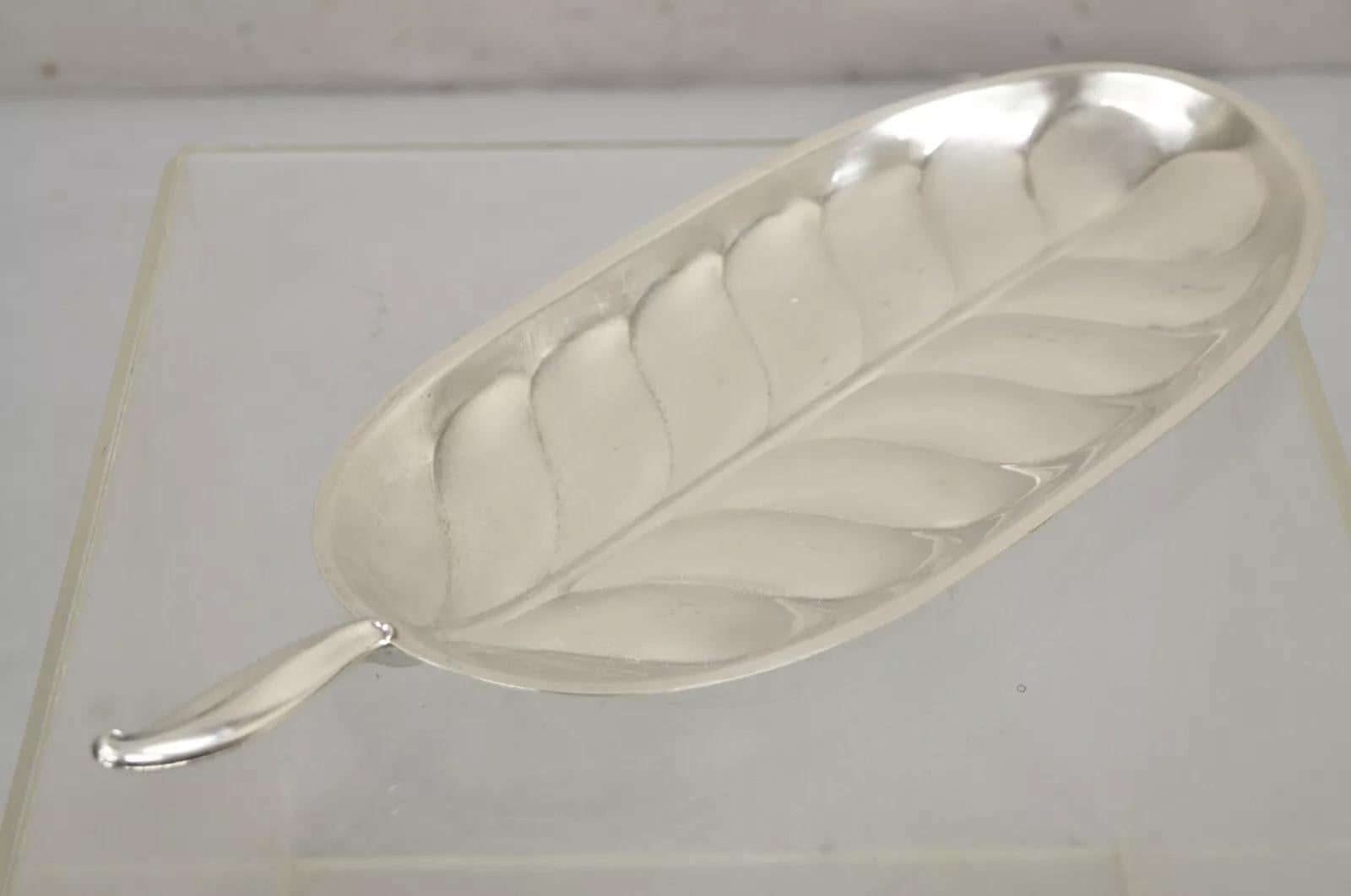 Jahrgang F.B.A.I. Rogers Silver Plate Oval Leaf Form Serviertablett mit Griff, unmarked. Circa Mitte des 20. Jahrhunderts. Abmessungen: 1,5