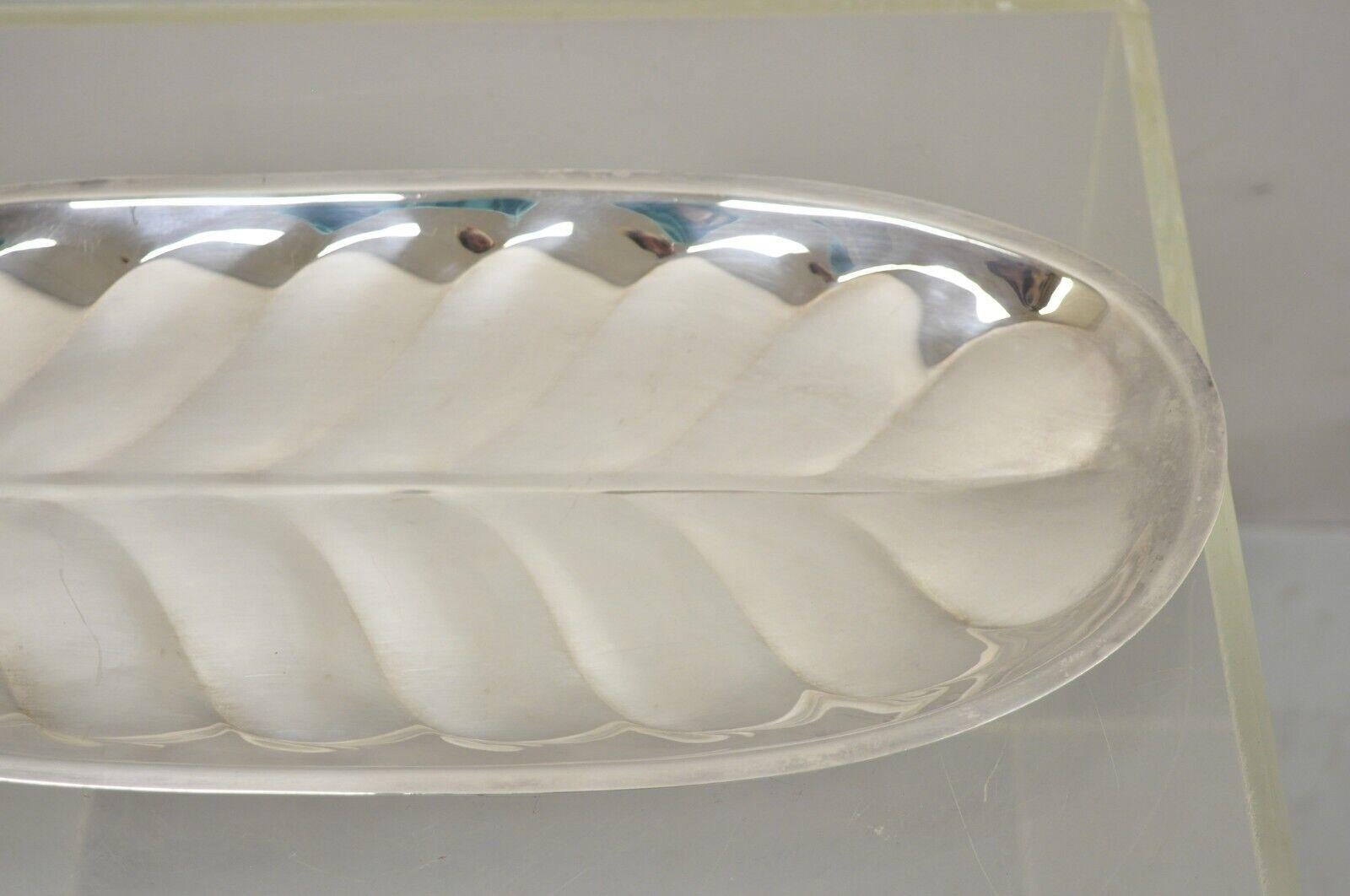 F.B. Rogers Versilberte ovale blattförmige Serviertablettplatte mit Griff im Zustand „Gut“ im Angebot in Philadelphia, PA