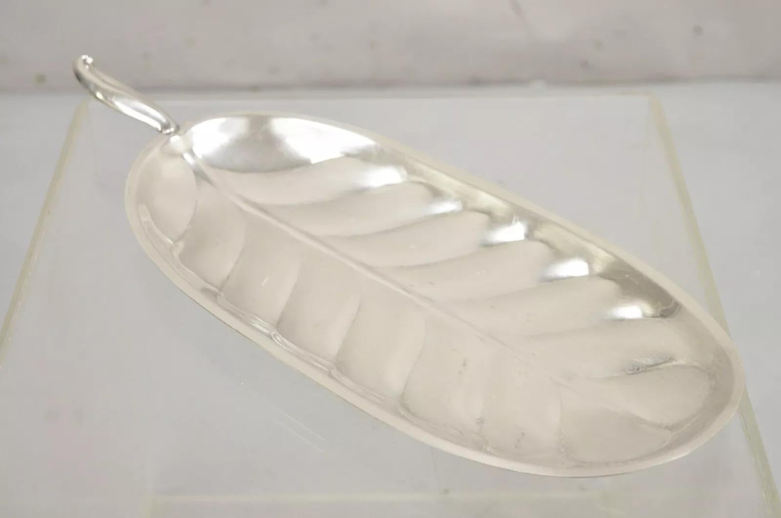 F.B.A.I. Rogers versilberte ovale Blattform-Serviertablett-Platte mit Henkel im Angebot 1