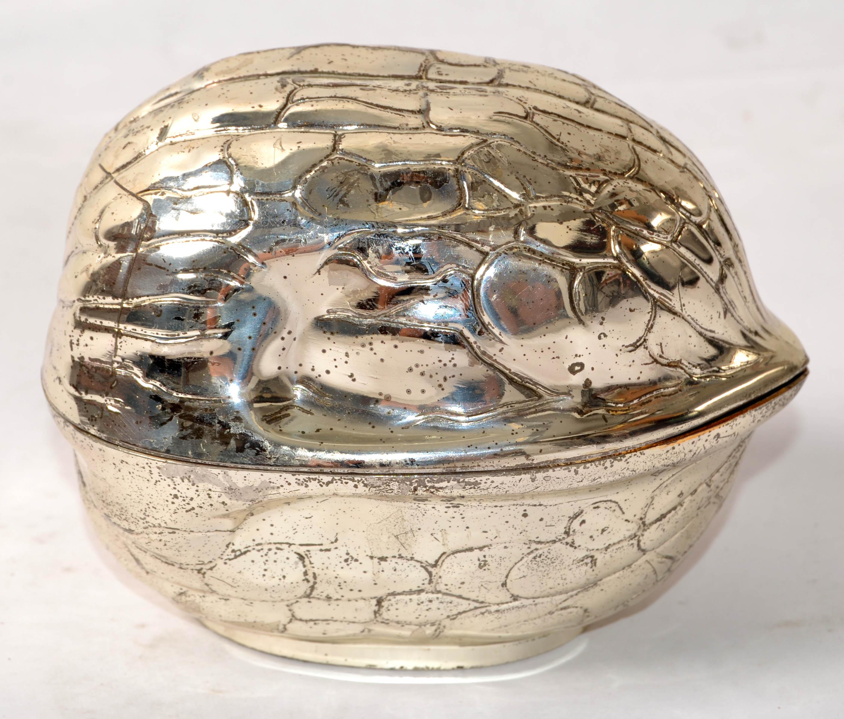 Caja de nogal vintage, caja de baratijas, recuerdo hecho en Japón para F.B. Rogers Silver Company, hacia 1970.
Hecha de chapa de plata y acero dorado y dejada intencionadamente en pátina envejecida.
En buen estado, con pátina normal relacionada con