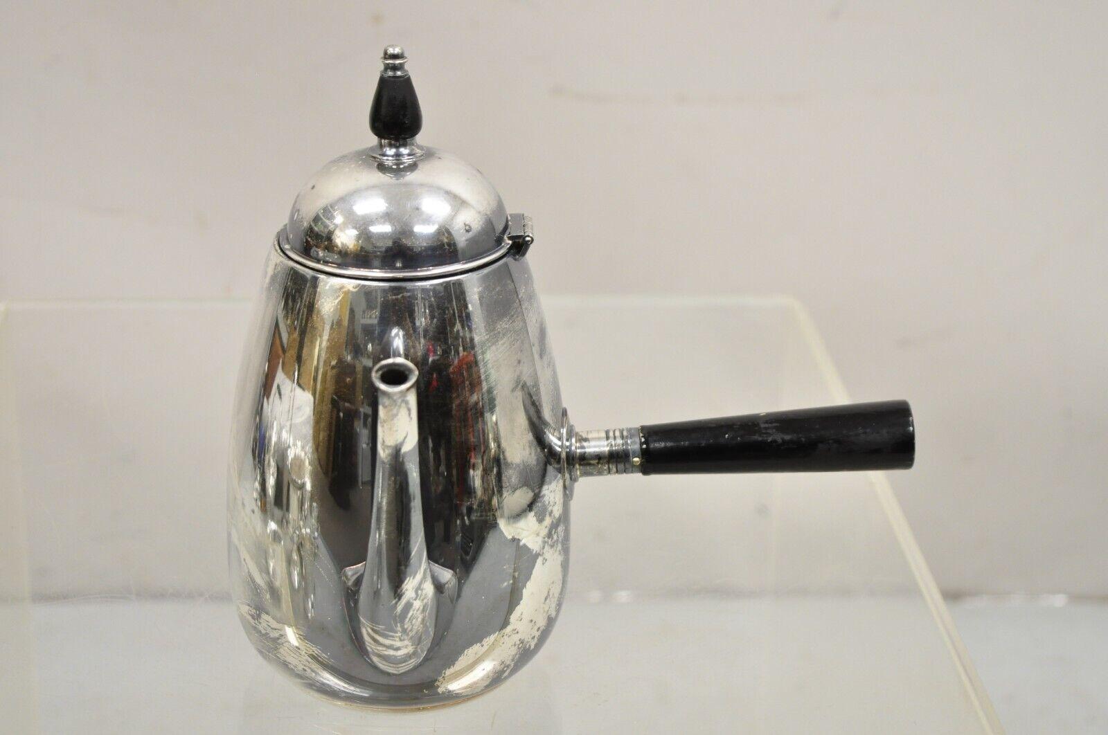 FB Rogers Café-théière Art déco en métal argenté avec couvercle à charnière et poignée en bois. Circa Mid 20th Century. Mesures :  9