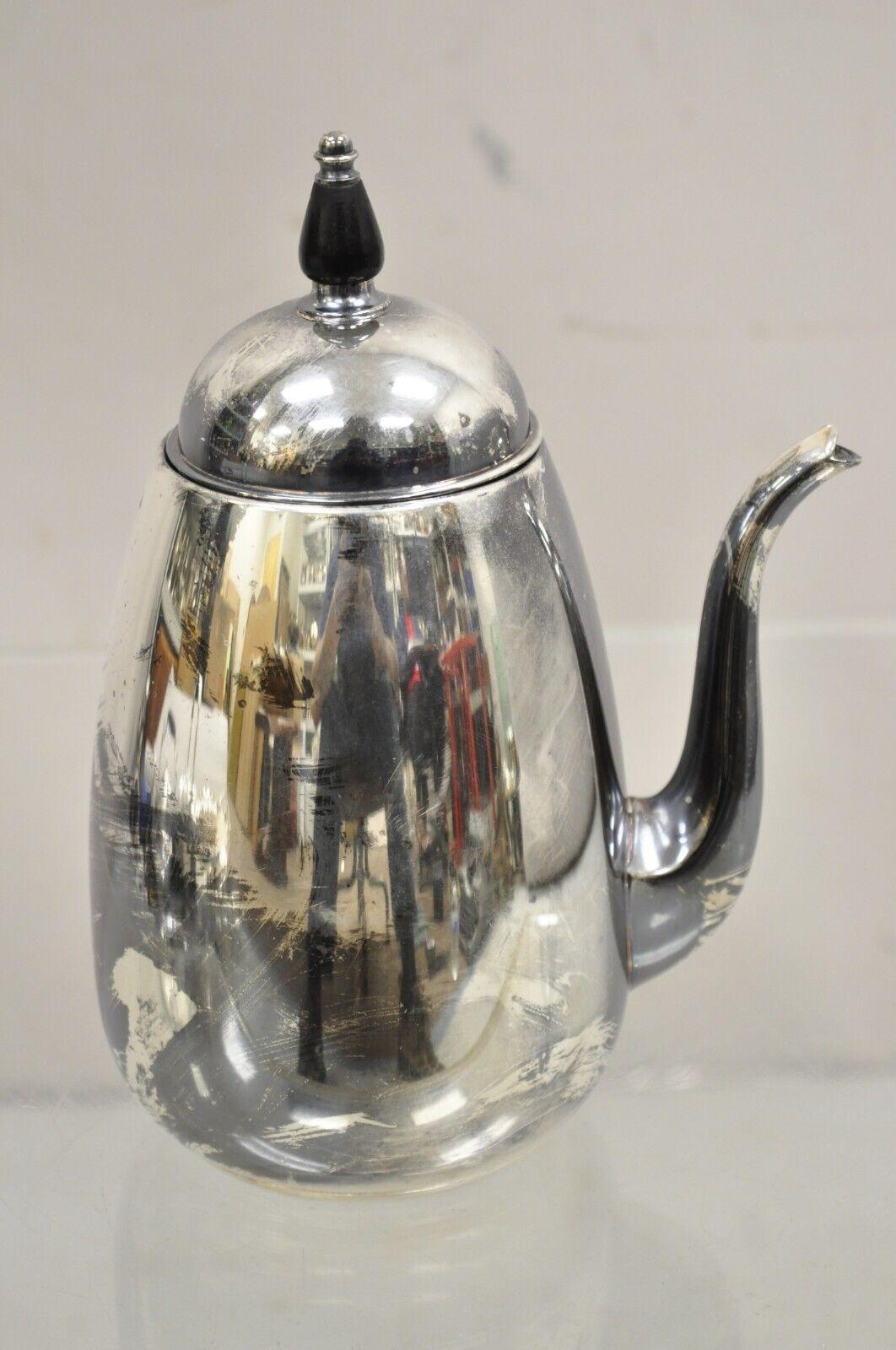 Art déco FB Rogers Silver Plated Art Deco Coffee Tea Pot with Hinged Lid and Wooden Handle (théière à café avec couvercle à charnière et poignée en bois) en vente