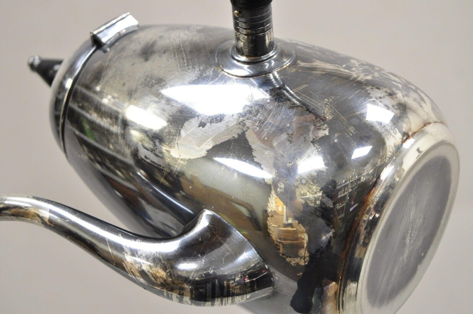 Plaqué argent FB Rogers Silver Plated Art Deco Coffee Tea Pot with Hinged Lid and Wooden Handle (théière à café avec couvercle à charnière et poignée en bois) en vente