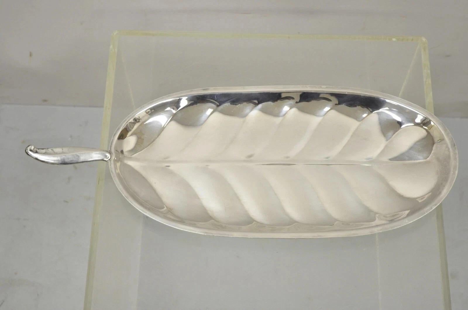 I.B. A.B. Rogers Plaqué Argent Oval Leaf Form Bar Tray Platter with Handle (plateau de service ovale en forme de feuille avec poignée). Circa Mid 20th Century. Dimensions : 1,5