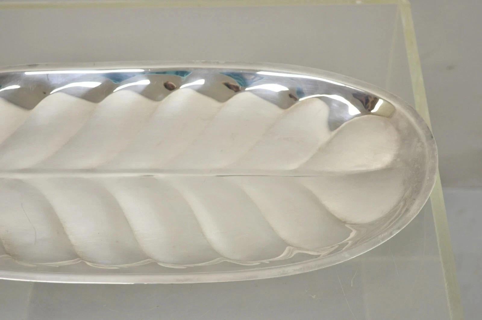 Inconnu F.B. A. I. Rogers Silver Plated Oval Leaf Form Serving Bar Tray Platter with Handle (plateau de service ovale en forme de feuille avec poignée) en vente