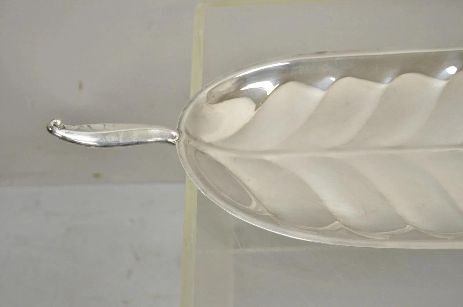 F.B. A. I. Rogers Silver Plated Oval Leaf Form Serving Bar Tray Platter with Handle (plateau de service ovale en forme de feuille avec poignée) Bon état - En vente à Philadelphia, PA