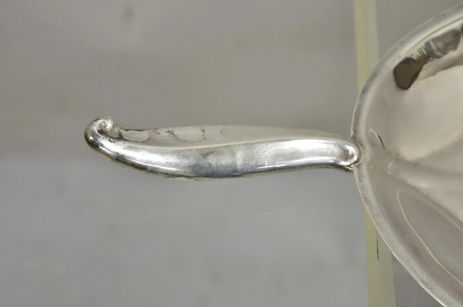 20ième siècle F.B. A. I. Rogers Silver Plated Oval Leaf Form Serving Bar Tray Platter with Handle (plateau de service ovale en forme de feuille avec poignée) en vente