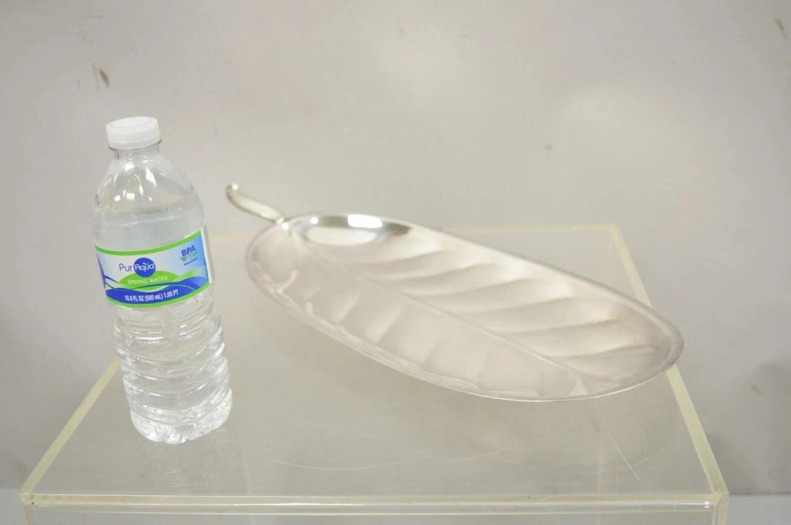 F.B. A. I. Rogers Silver Plated Oval Leaf Form Serving Bar Tray Platter with Handle (plateau de service ovale en forme de feuille avec poignée) en vente 1