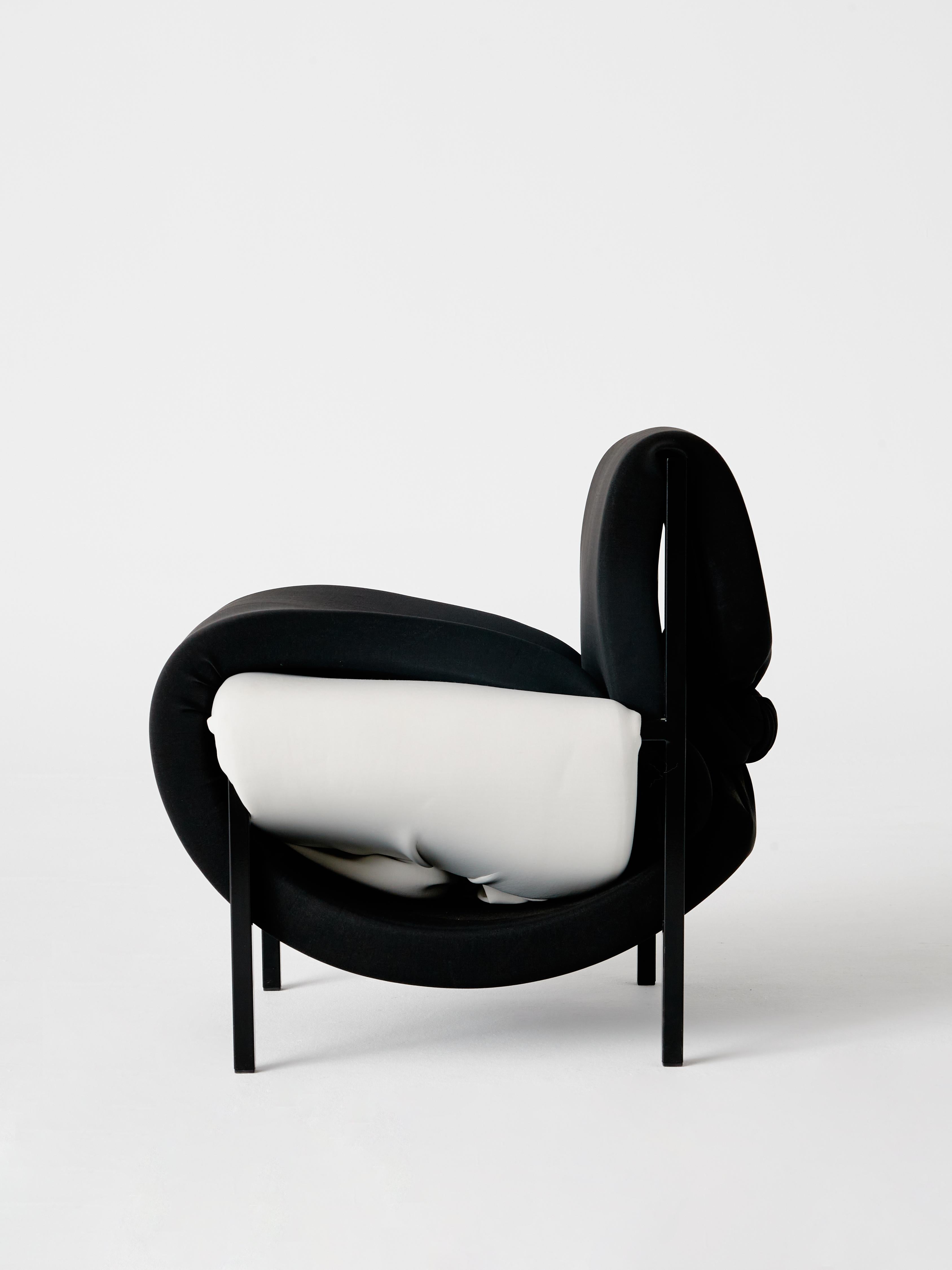 The F.C 01 chair is part of the collection Forma Curvas. It's described as 