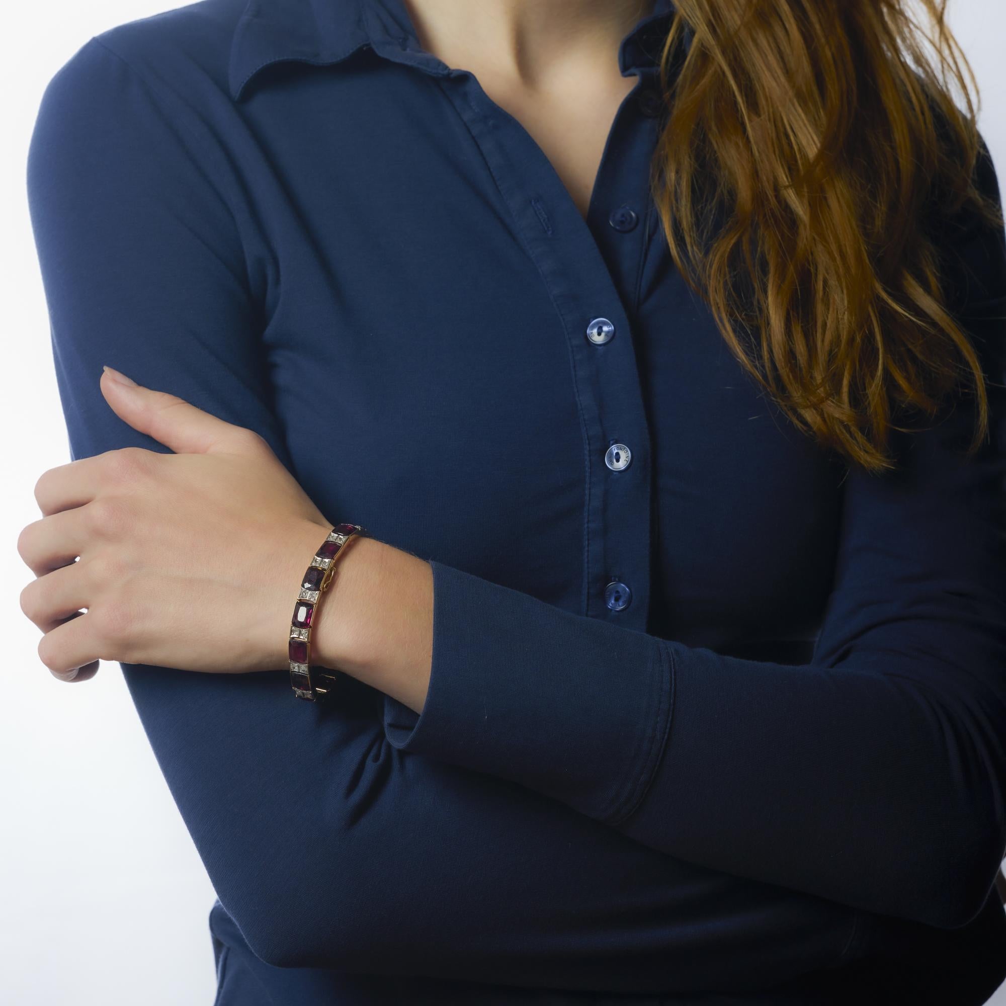 Dieses Retro-Ära Filippo Chiappe Armband aus den 1940er Jahren verfügt über dreizehn reich gefärbten Phantasie Form Rhodolith Granate insgesamt etwa 32,50 Karat. Sechsundzwanzig Diamanten im Rosenschliff von insgesamt etwa 1,30 Karat in der Farbe G