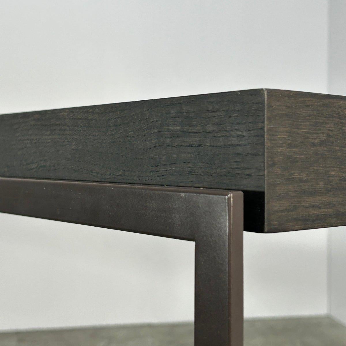Presentamos la Consola Bea de XVL, un impresionante complemento para cualquier hogar de lujo. Fabricada con precisión y atención al detalle, esta consola presenta un diseño elegante y moderno que elevará cualquier espacio. El marco minimalista crea
