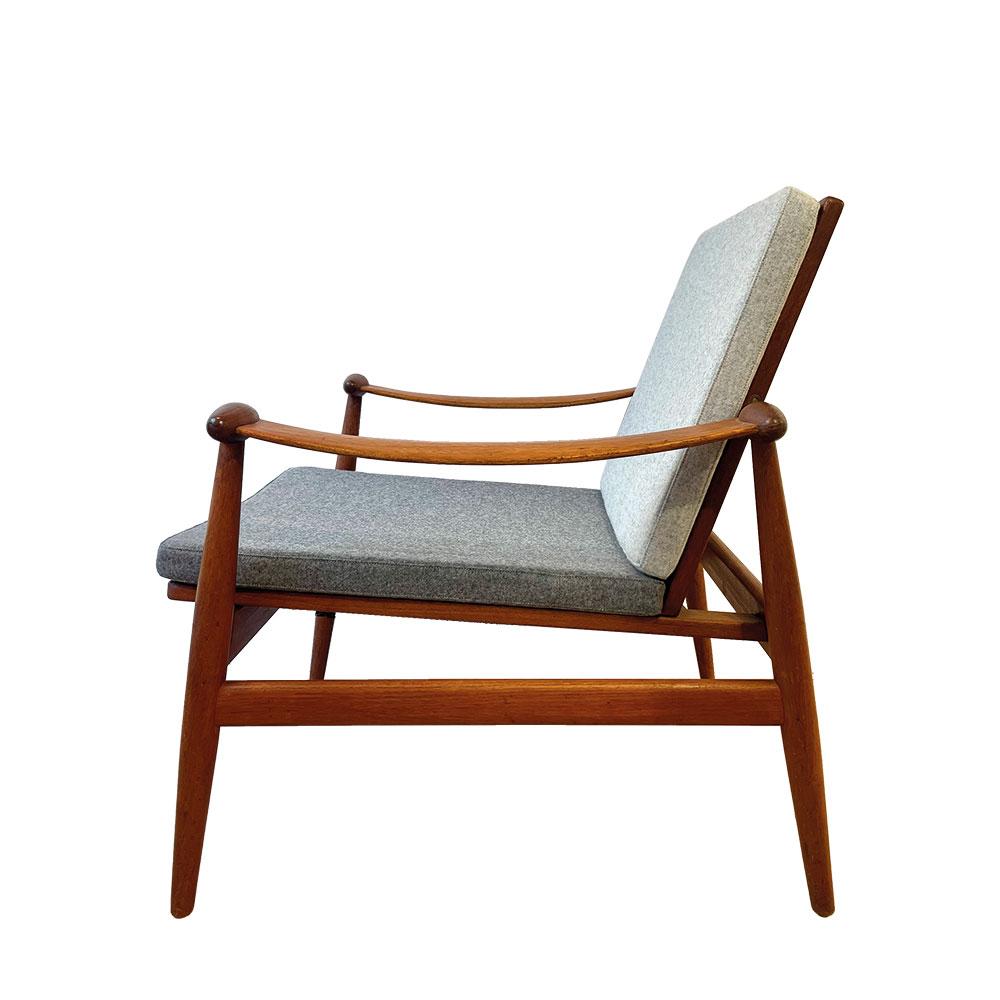 The lounge chair nicknamed “Spade Chair”, presents the aesthetic characteristics of Juhl’s design and is one of his most emblematic projects.
This one is in great condition and it is the 1st edition France & Daverkosen (so between 1953 and 1957)