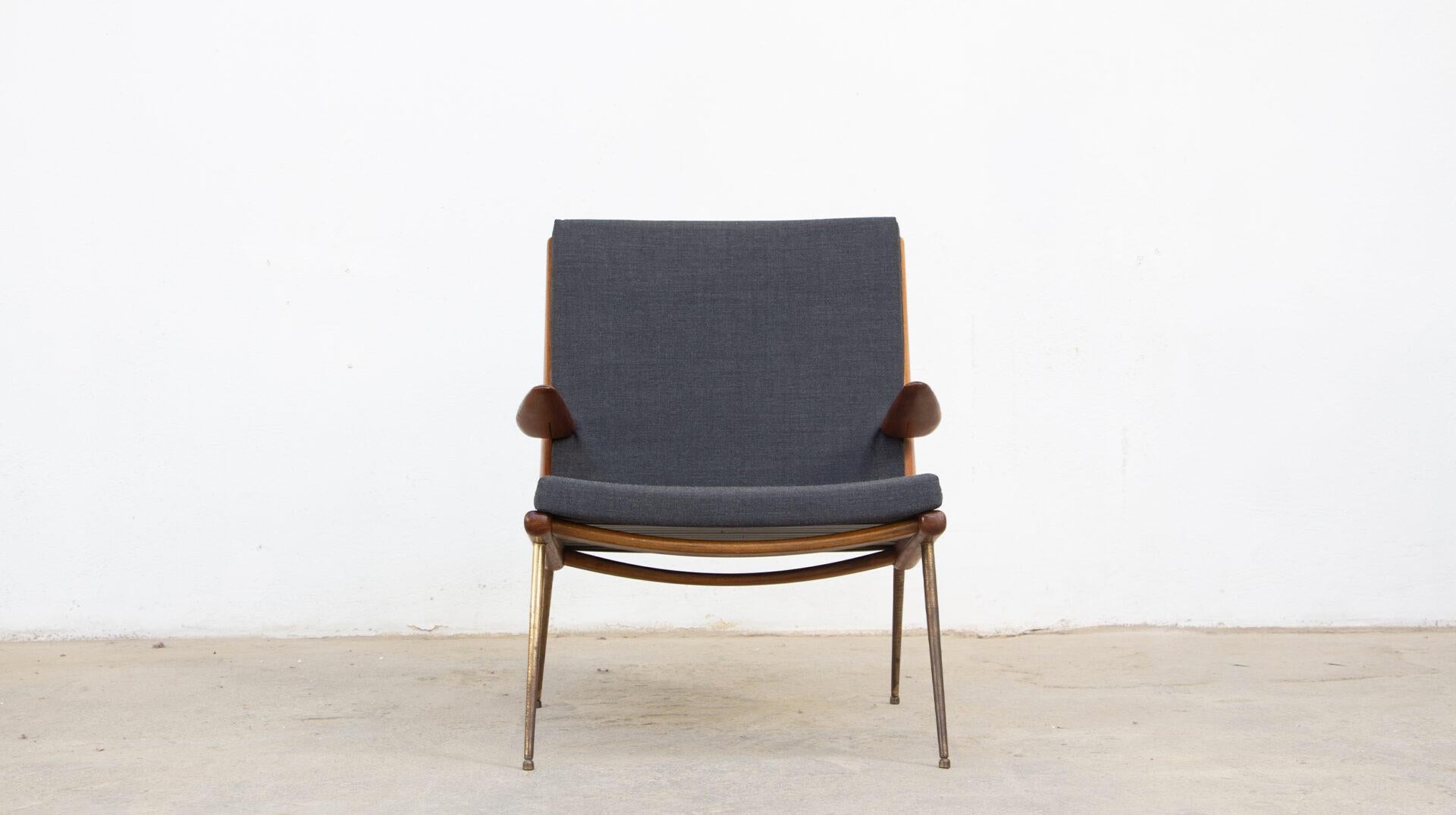
Fauteuil danois modèle FD 135 par Peter Hvidt & Orla Mølgaard Nielsen pour le premier fabricant France et Daverkosen (plus tard France et Søn) en 1956.

Cadre en teck massif et laiton. Estampillé FD.

Un design très raffiné et reconnaissable avec