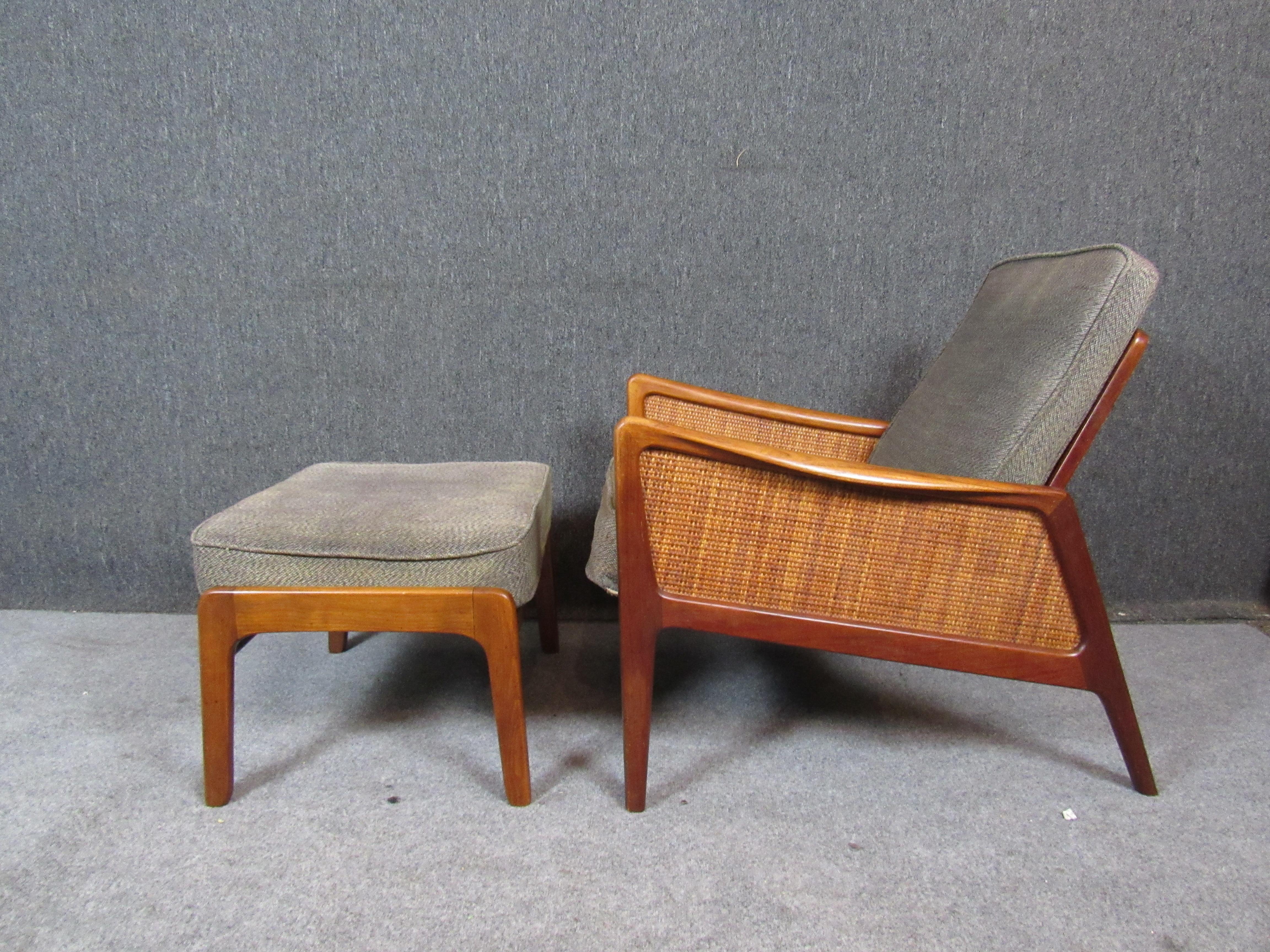 Voici une chaise exceptionnelle et rare de la légendaire équipe de designers danois Peter Hvidt et Orla Mølgaard-Nielsen, produite pour John Stuart Inc. de Grand Rapids, MI. Assortie à l'emblématique lit de jour FD 451, la chaise longue FD 151