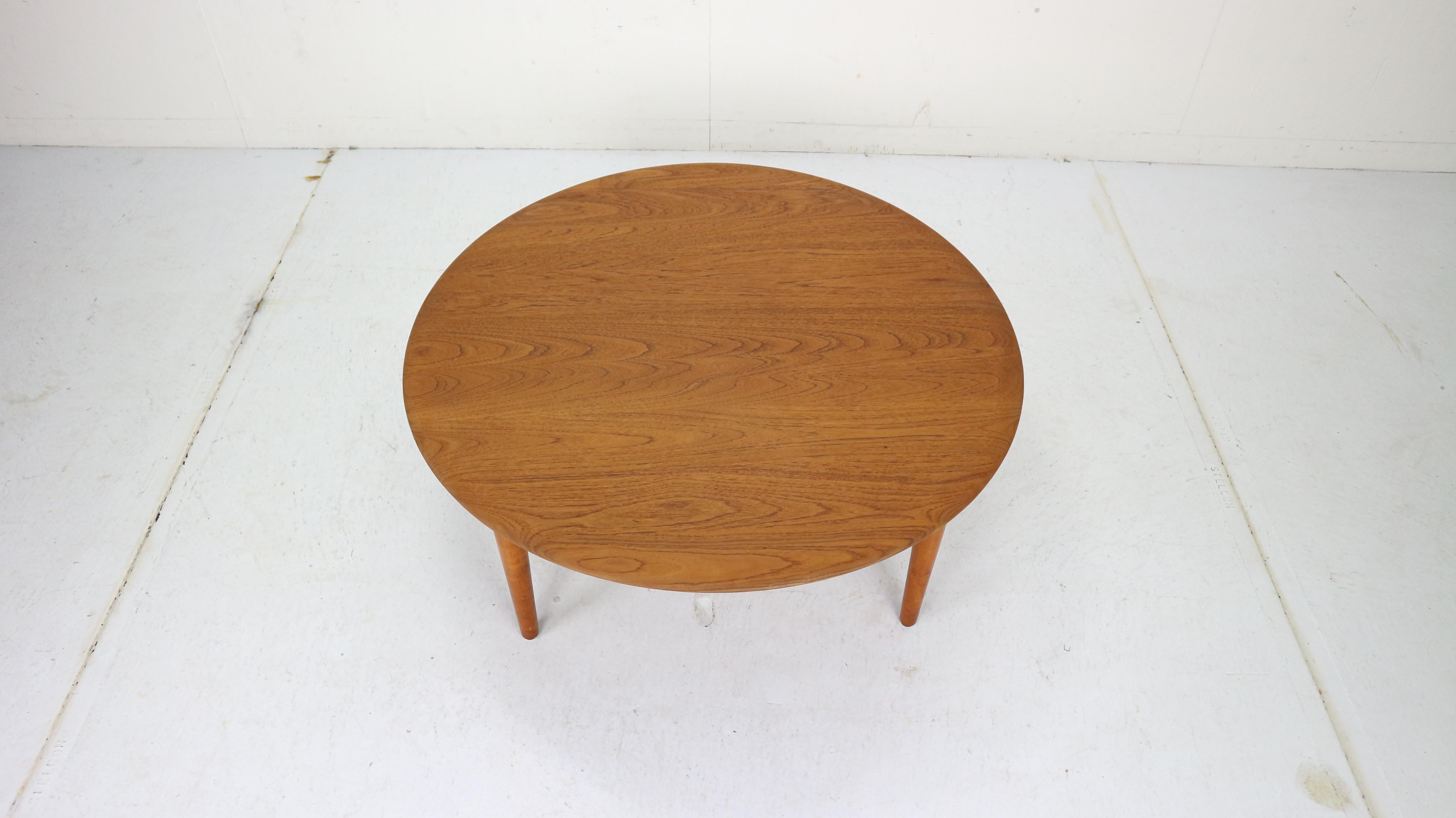 Mid-20th Century FD 515 Round Sofa Table by Peter Hvidt & Orla Mølgaard Nielsen for France & Son