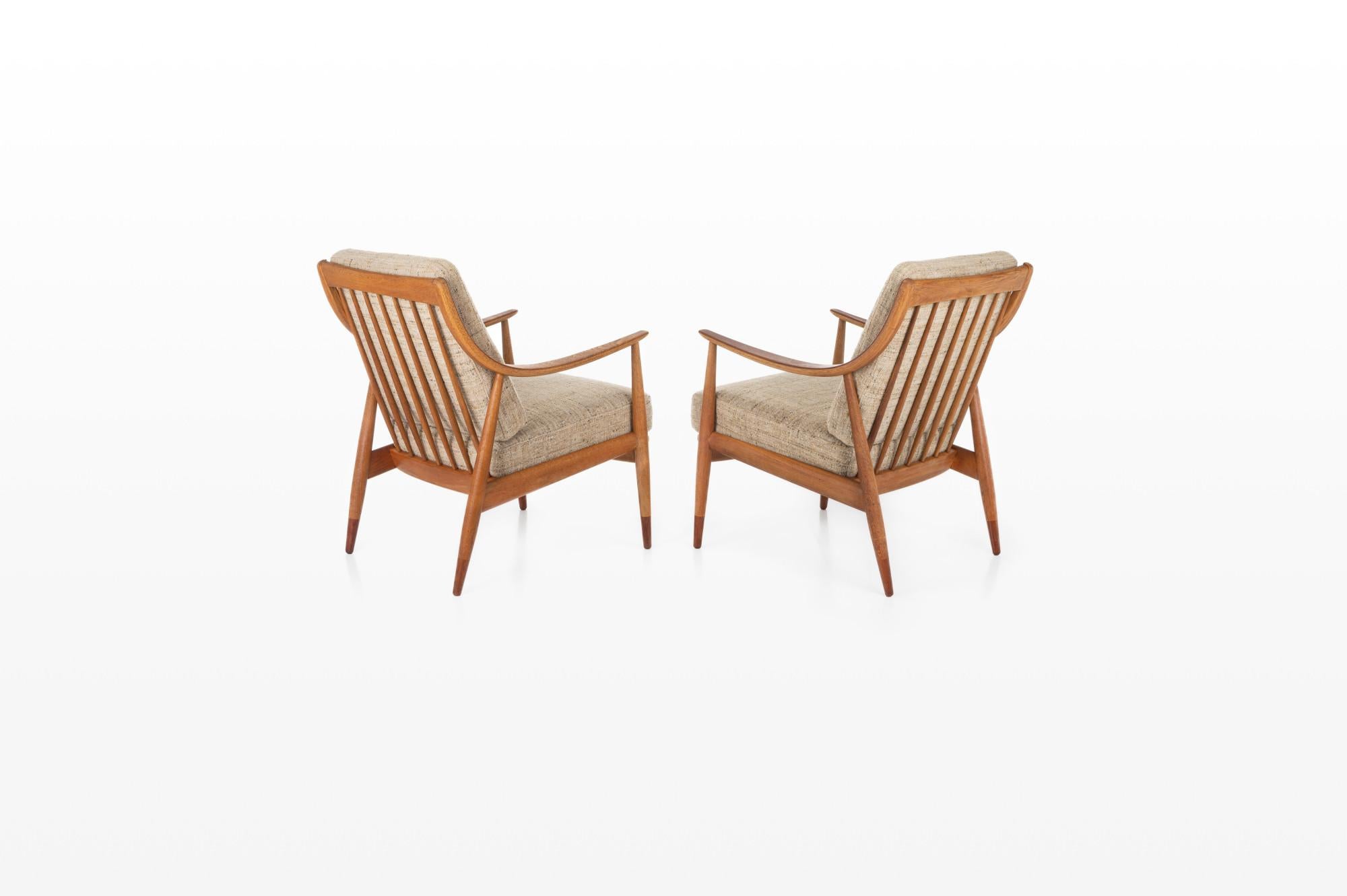 Precioso conjunto de dos sillones FD144 diseñados por Peter Hvidt y Orla Mølgaard-Nielsen para France & Daverkosen en 1953. La estructura de los sillones es de roble y teca, con los cojines de lana originales. Este conjunto está en muy buen estado.
