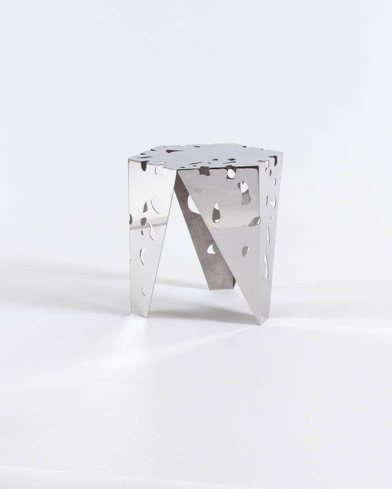 The FDA stool is made of stainless steel and comes with six colors: White, black, mirror, copper, grey, and gold. They are designed by Aranda and Lasch and American artist Matthew Ritchie, from their on-going collaborated project.