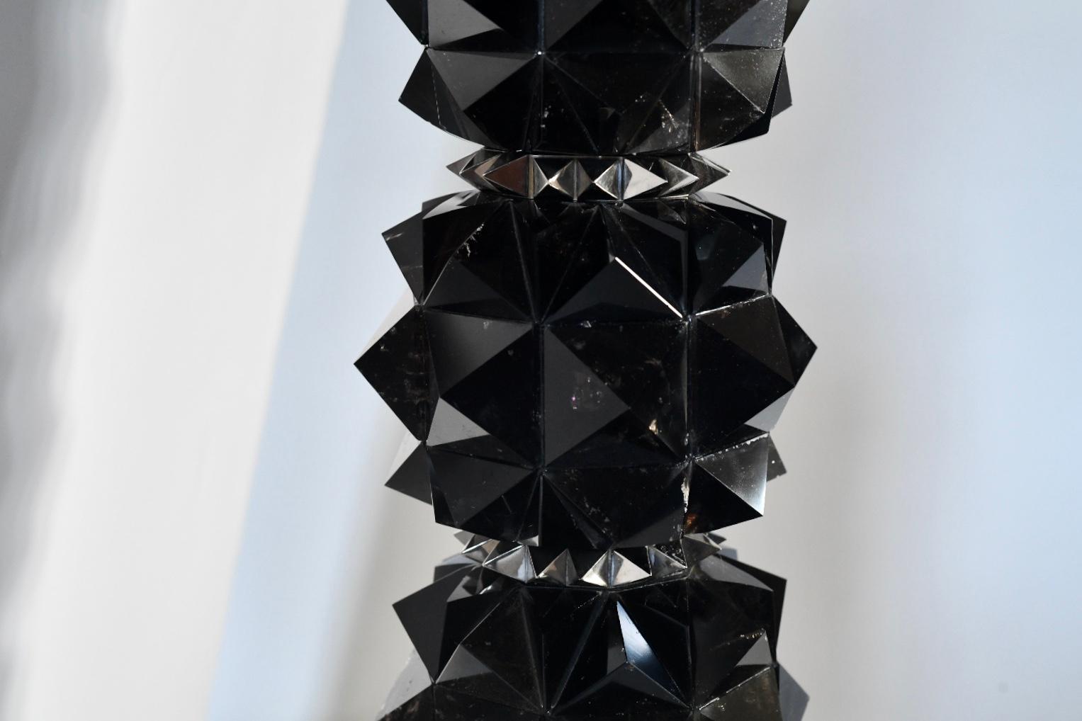 Ein Paar fein geschnitzte, facettierte Lampen aus dunklem Bergkristall mit vernickeltem Dekor. Erstellt von Phoenix Gallery.
Maße: Bis zur Spitze des Bergkristalls: 20,5