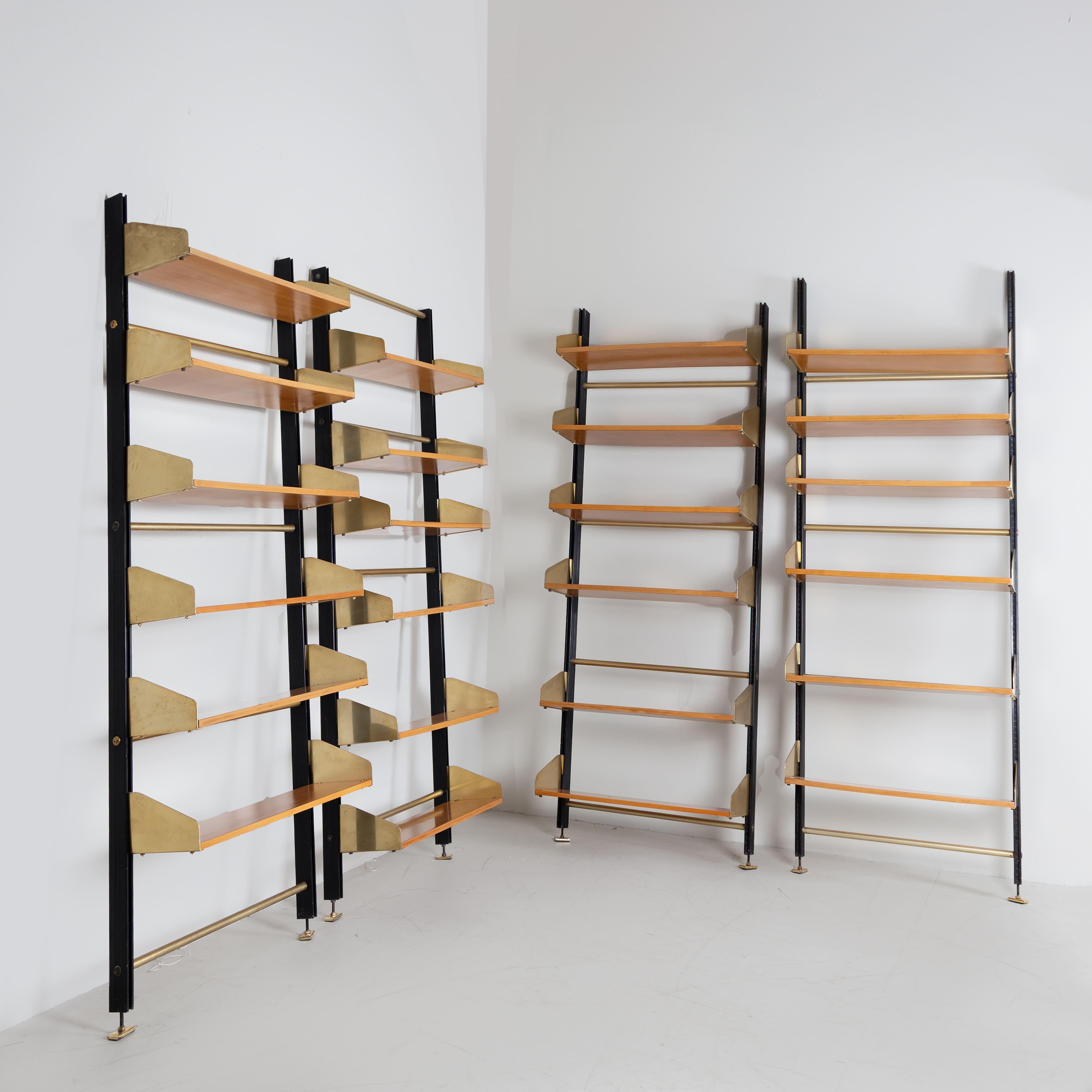 Set di quattro librerie modulari prodotte da Feal intorno al 1960, realizzate in ottone e alluminio placcato in ottone. Il sistema, caratterizzato da una struttura metallica leggera e da proporzioni rigorose, esprime la ricerca formale e tecnologica