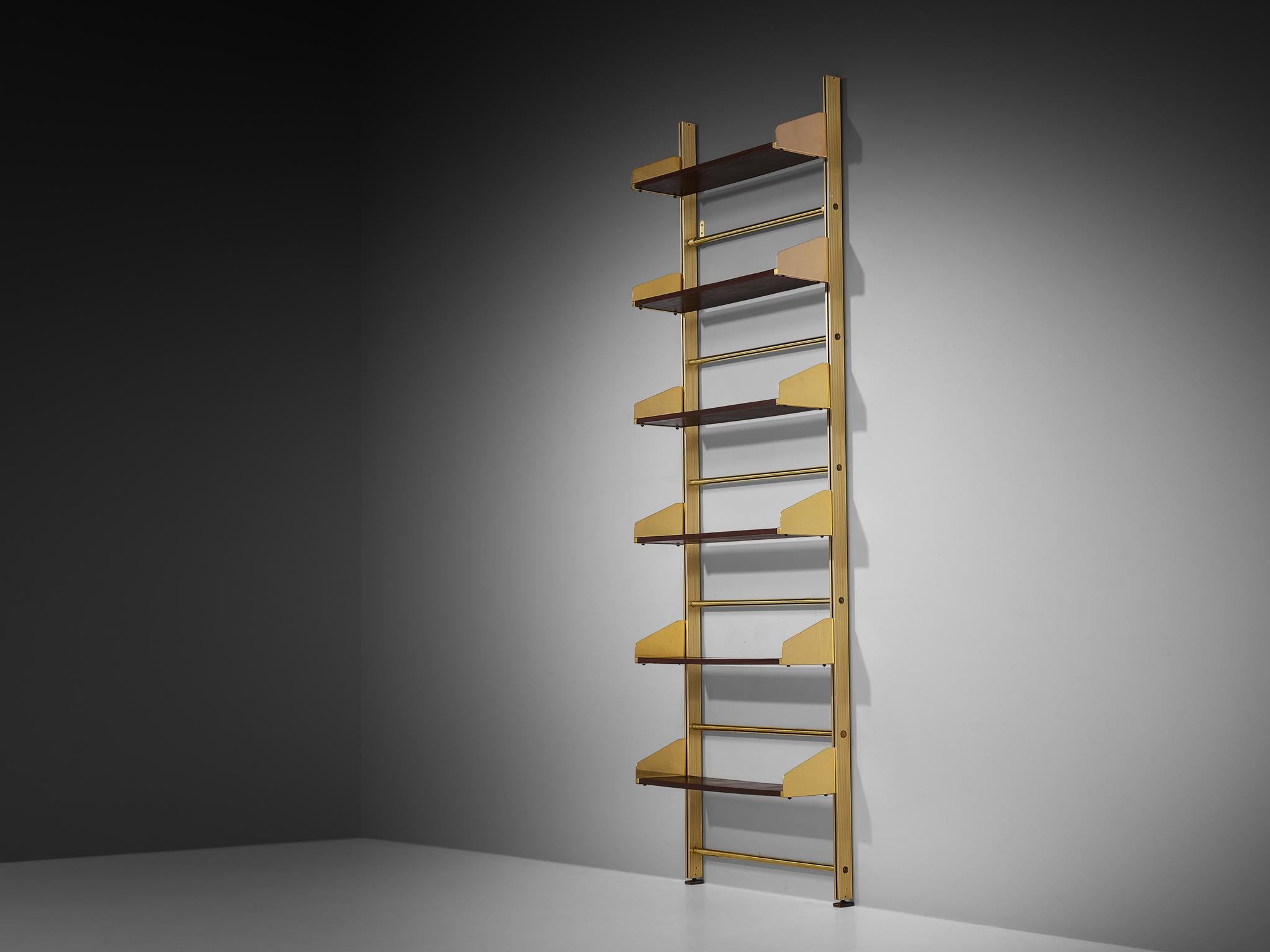 Feal (Fonderie Elettriche Alluminio e Lega), Modell 'S2' Wandschrank, Mahagonifurnier, eloxiertes Aluminium, vermessingtes Aluminium, Italien, 1950er Jahre 

Bei diesem stromlinienförmigen Bücherregal kommen sowohl Ästhetik als auch Funktionalität